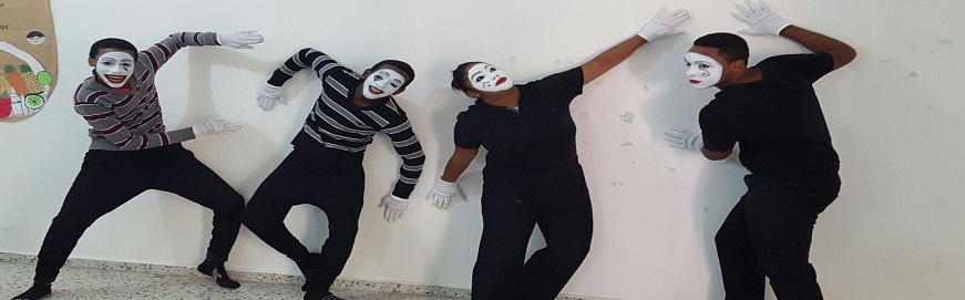 Joven pinta en la pared