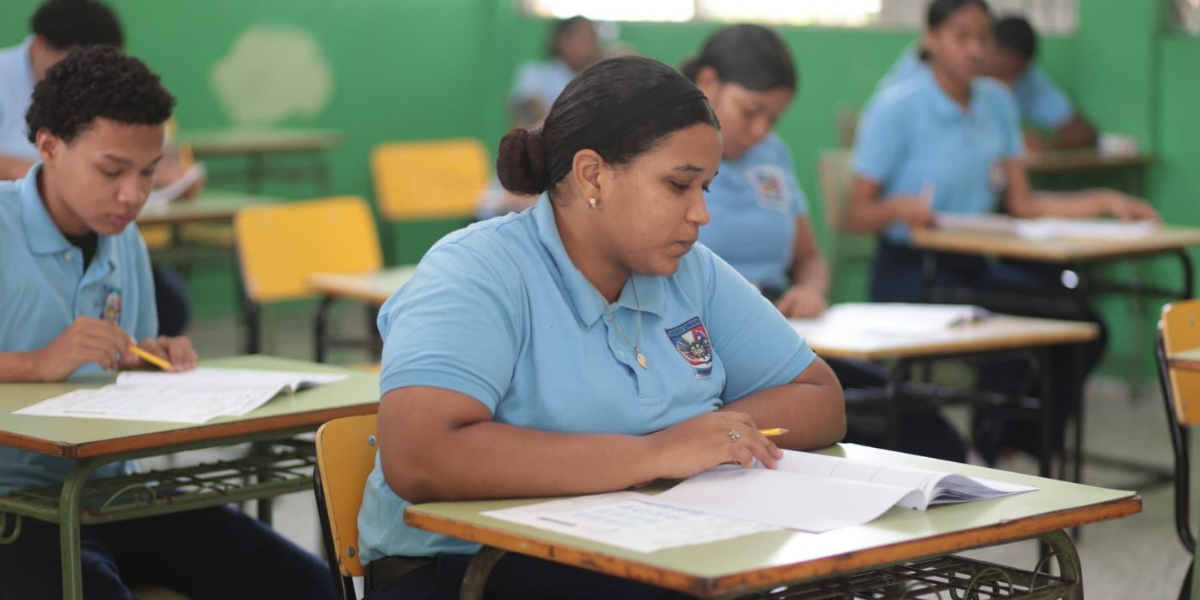  imagen Fotos de estudiantes sentados en el aula&nbsp; 