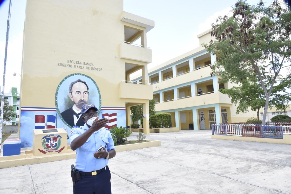  imagen El mayor Domingo Peguero, encargado de seguridad de la Polic&iacute;a Escolar en San Crist&oacute;bal, 