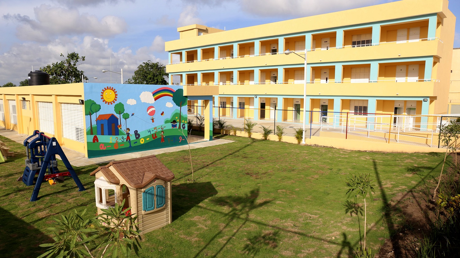  imagen Estudiante feliz vistiendo uniforme escolar, sostiene bandera dominicana. 