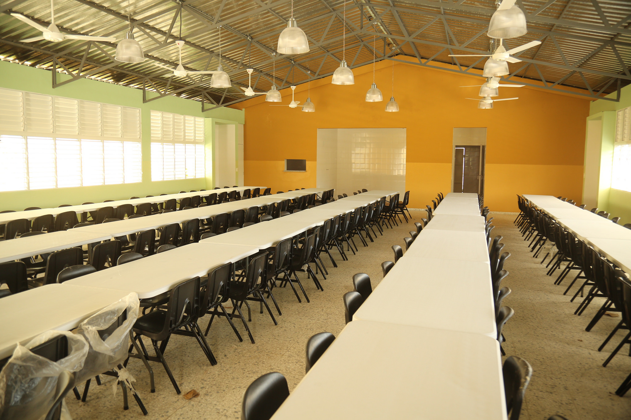  imagen Presidente Danilo Medina de pie junto a ministros Andr&eacute;s Navarro, Gonzalo Castillo y dem&aacute;s autoridades educativas cortando cinta dejan inaugurado moderno plantel educativo. 