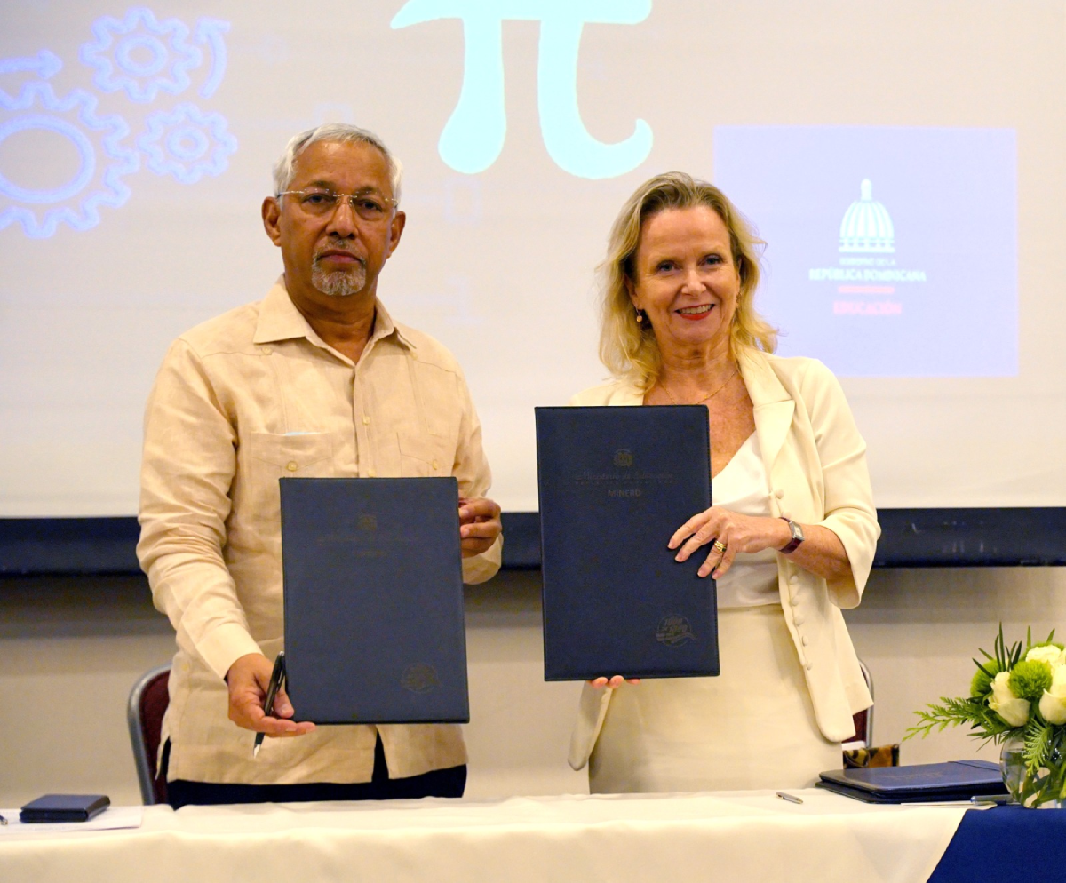  imagen Ministro de Educaci&oacute;n, &Aacute;ngel Hern&aacute;ndez junto a Anne Lemaistre, directora regional de la UNESCO para Rep&uacute;blica Dominicana, Milagros Germ&aacute;n, ministra de Cultura; Andr&eacute;s L. Mateo, embajador y delegado permanente en el pa&iacute;s ante el organismo; Rub&eacute;n Sili&eacute;, embajador y viceministro de Relaciones Exteriores para Asuntos de Pol&iacute;tica Exterior Multilateral,&nbsp; Jes&uacute;s Paniagua, secretario general de la Comisi&oacute;n Nacional Dominicana para la UNESCO. 