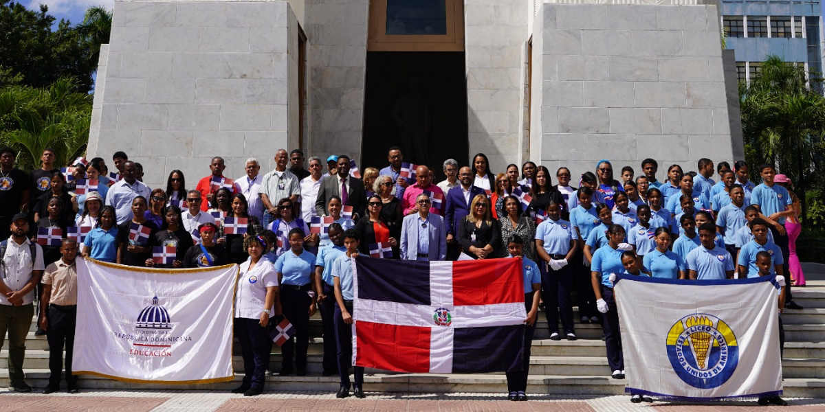  imagen &nbsp;natalicio del patricio Ram&oacute;n Mat&iacute;as Mella con el izamiento de la bandera en la explanada de la instituci&oacute;n 