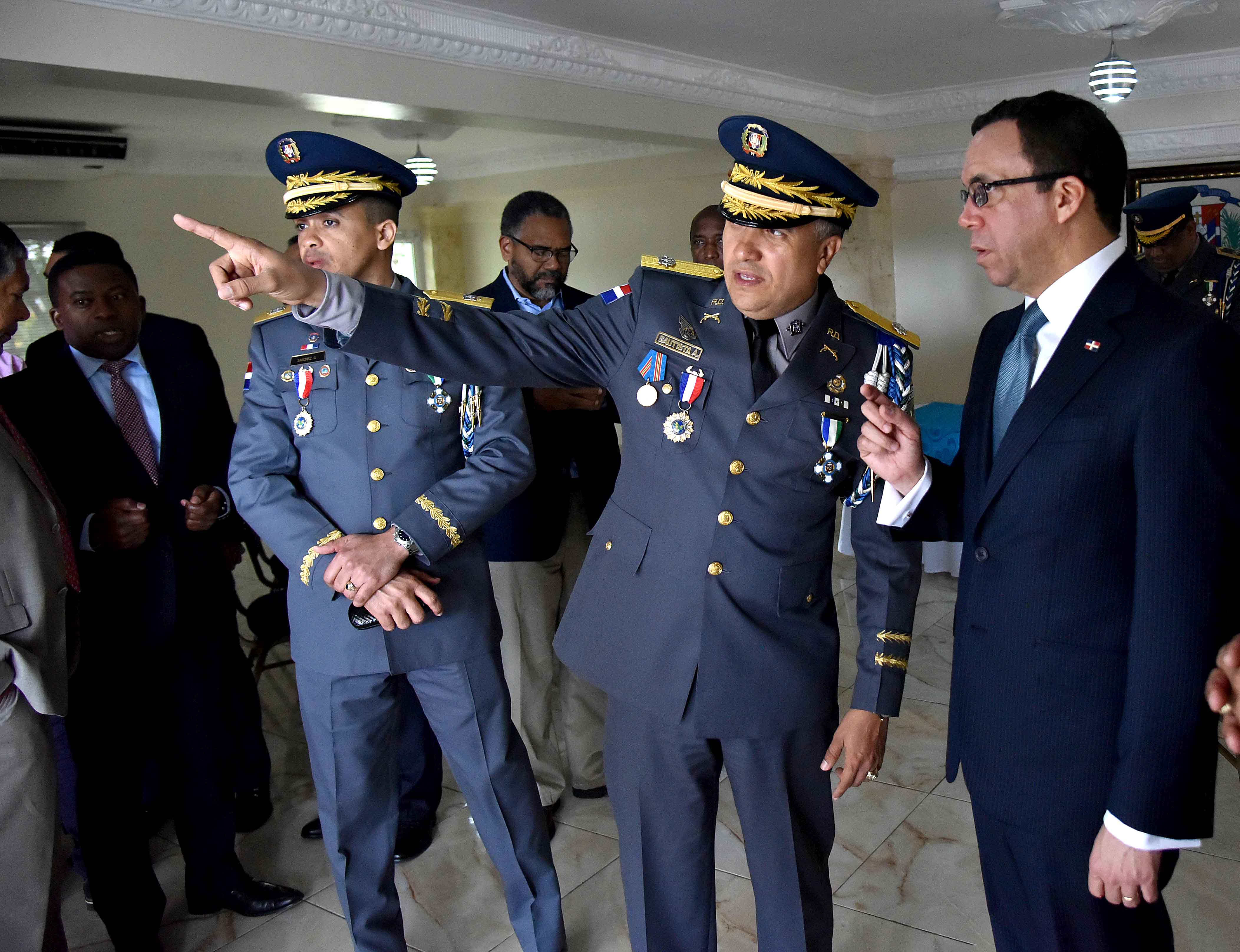  imagen Ministro Andr&eacute;s Navarro d&aacute;ndose la mano con el Director General de la Polic&iacute;a Nacional luego de firma de acuerdo Interinstitucional&nbsp; 