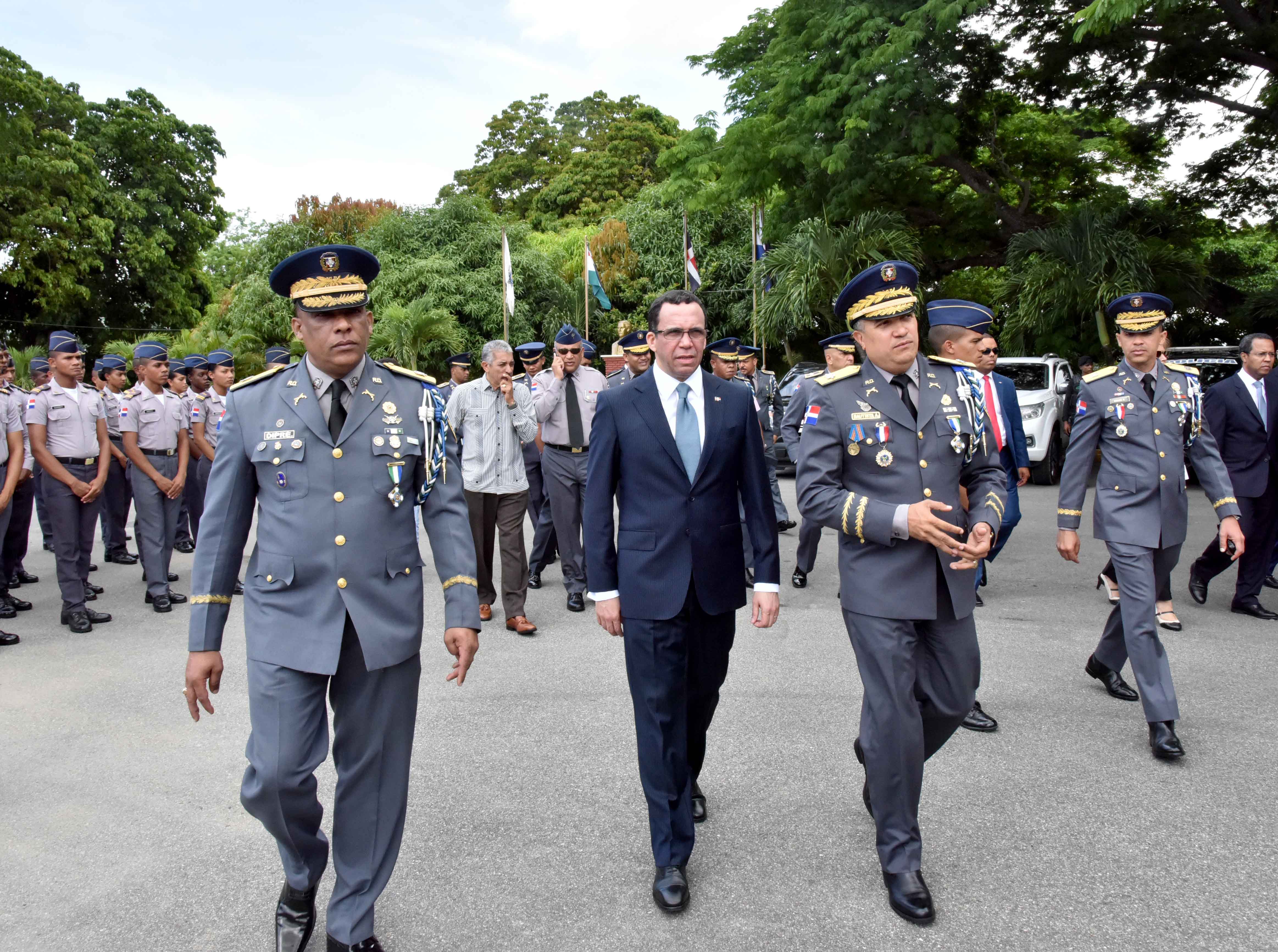  imagen Ministro Andr&eacute;s Navarro d&aacute;ndose la mano con el Director General de la Polic&iacute;a Nacional luego de firma de acuerdo Interinstitucional&nbsp; 