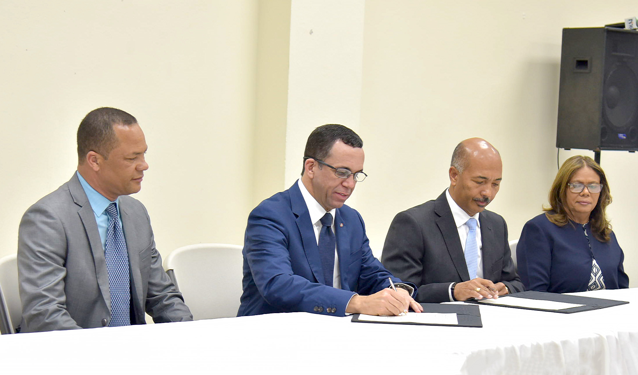  imagen Minitro Andr&eacute;s Navarro de pie junto a representastes de la Mesa de Di&aacute;logo 