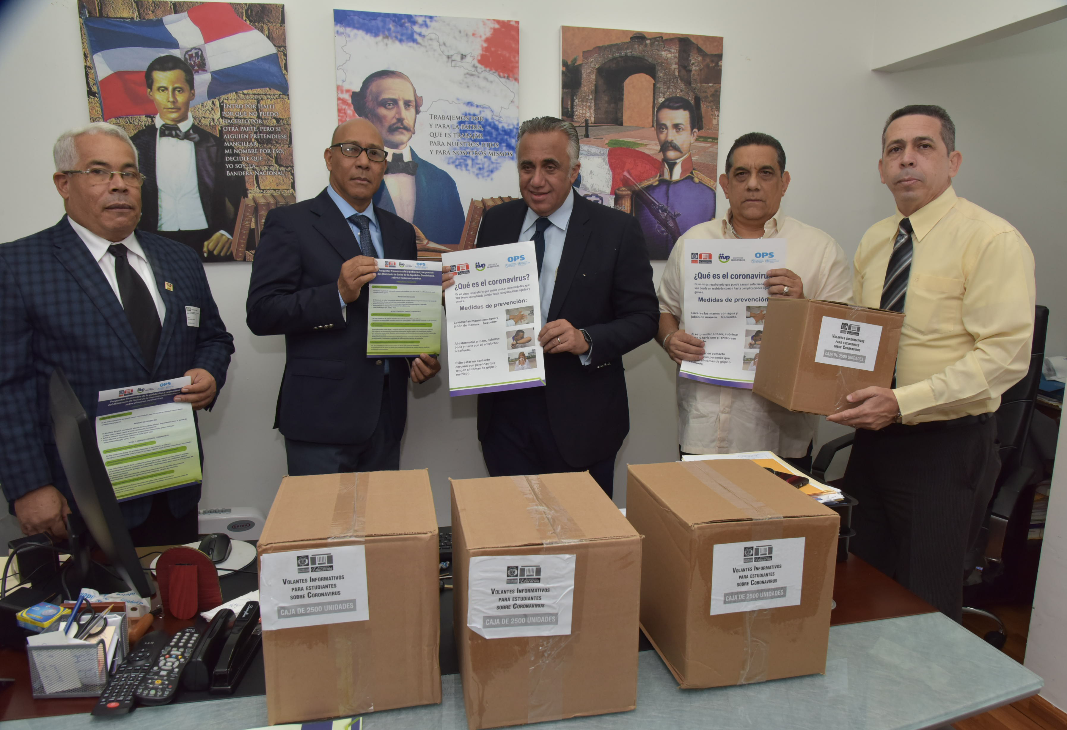  imagen Director de Gabinete Ministerial Henry Santos, entrega material informativo al Presidente del Comit&eacute; Ol&iacute;mpico Dominicano, Luis&iacute;n Mej&iacute;a. 