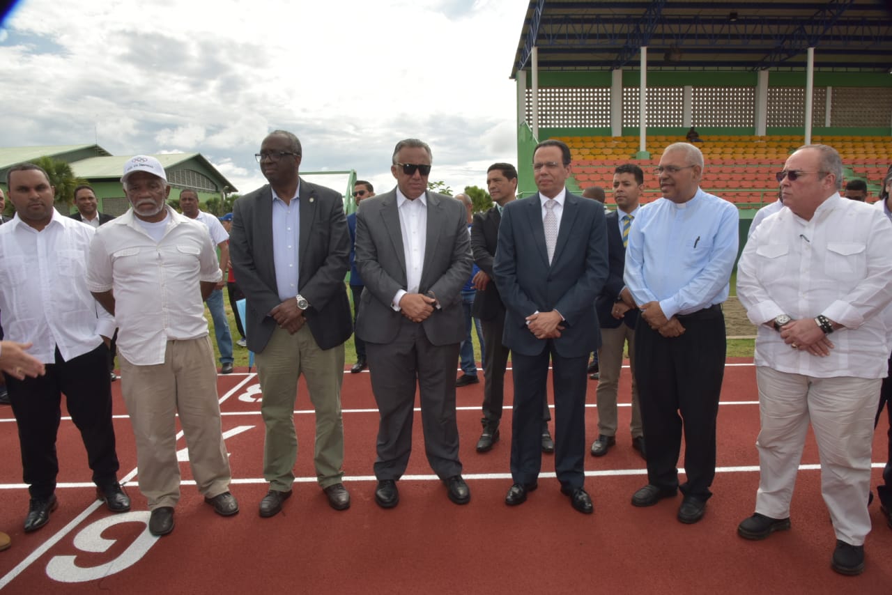  imagen Ministro Pe&ntilde;a Mirabal, junto al presidente del Comit&eacute; Ol&iacute;mpico Dominicano, Luis&iacute;n Mej&iacute;a Oviedo,&nbsp;el senador por Monte Plata, Charles Mariotti, autoriades e integrantes de la&nbsp;comunidad de Bayaguana, mientras caminan sobre moderna pista de atletismo. 