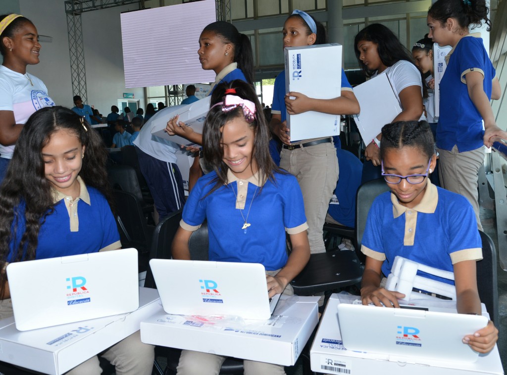  imagen Estudiantes con los equipos entregados 