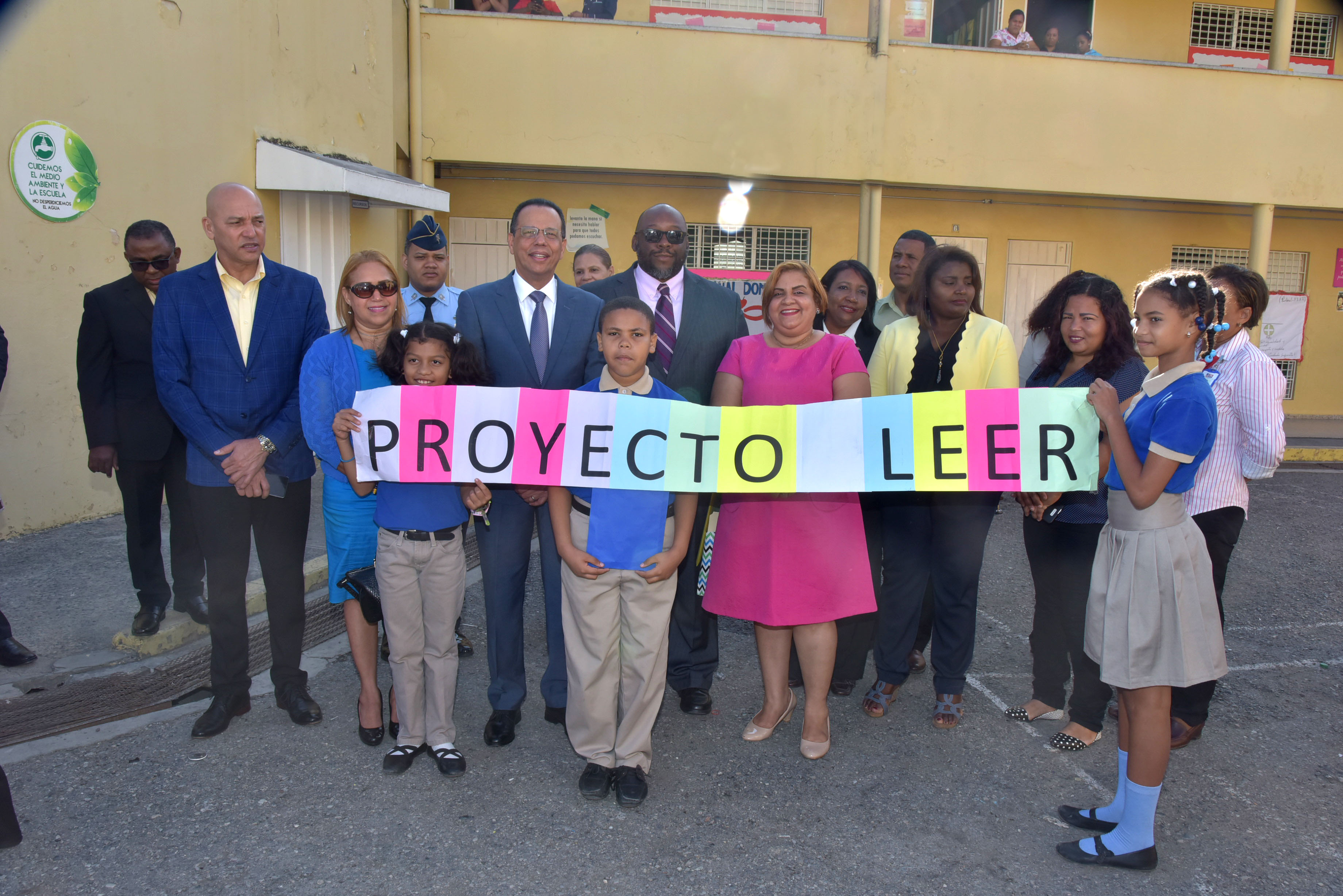  imagen Ministro Antonio Pe&ntilde;a Mirabal visita estudiantes del Centro Parroquial Domingo Savio, del sector Los Guandules en esta capital. 