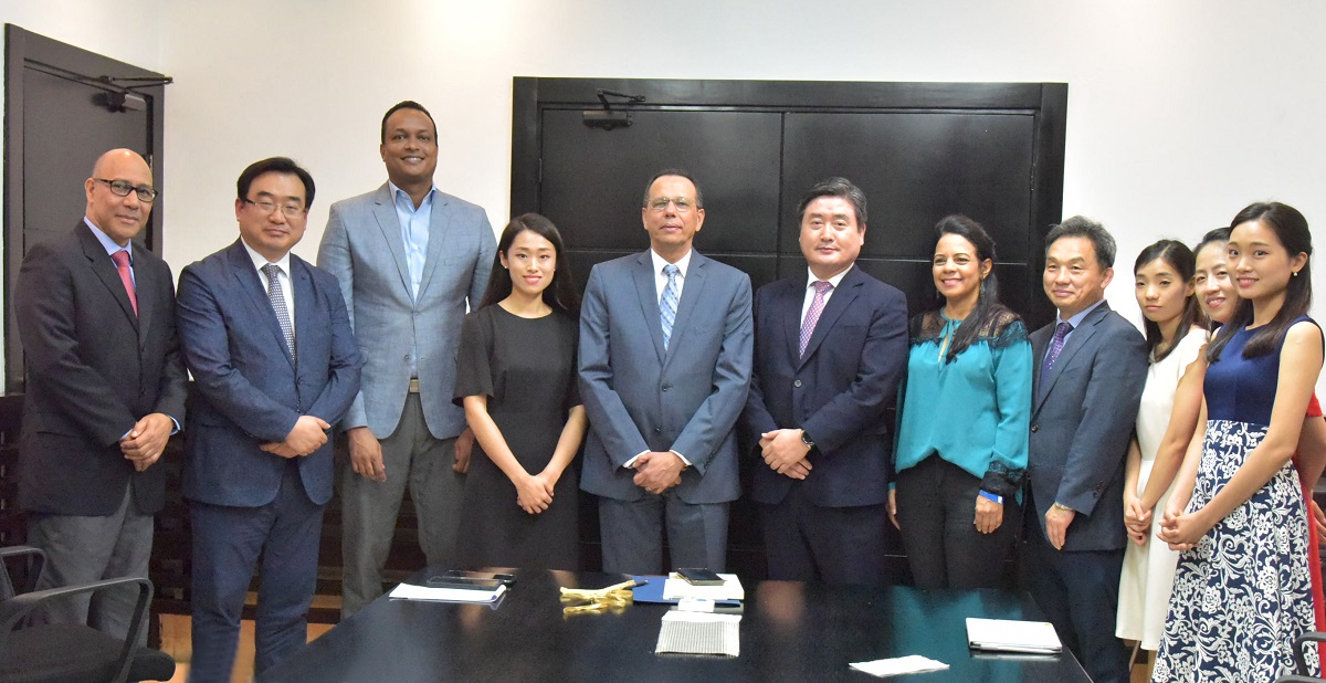  imagen Acompa&ntilde;aron a Sung Kim los se&ntilde;ores Choi Yumbo, director Regional de IYF en Corea; Choon Kwon Kim, presidente del IYF para Rep&uacute;blica Dominicana; Ram I Lee, directora del Colegio de M&uacute;sica Gracia; Naycon Kim, Lea A. Kim y Sulki Hong, profesores de m&uacute;sica y Rdhames Espinal, colaborador.
&nbsp; 