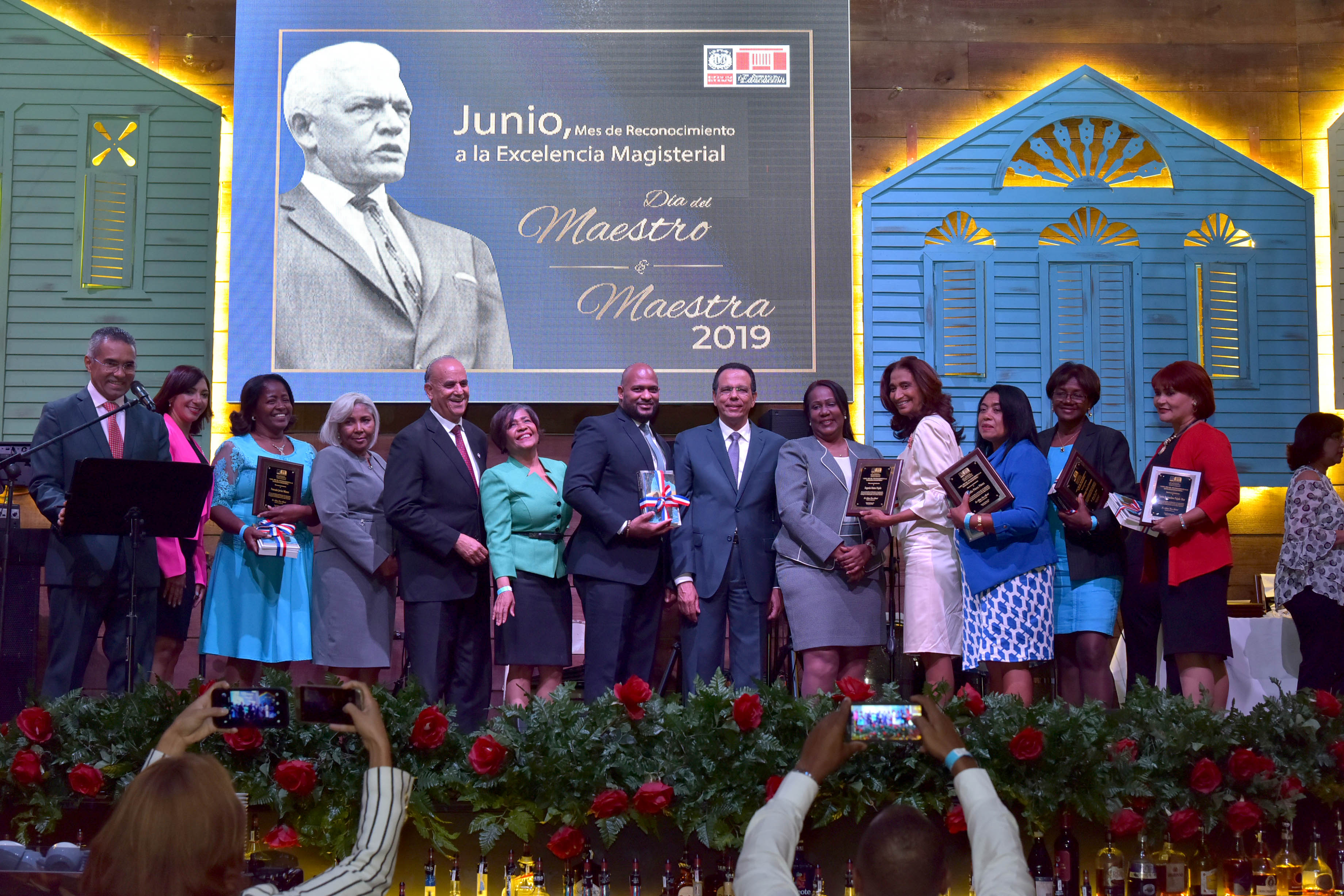  imagen Presidenta de la ADP junto al Ministro de Educaci&oacute;n Pe&ntilde;a Mirabal, habla a los presentes durante actividad. 