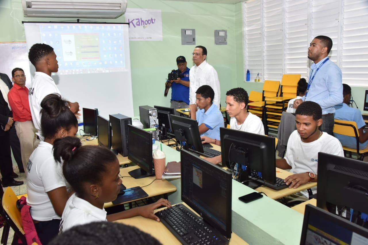  imagen Ministro Antonio Pe&ntilde;a Mirabal durante recorrido por Centros Educativos de Monte Plata. 