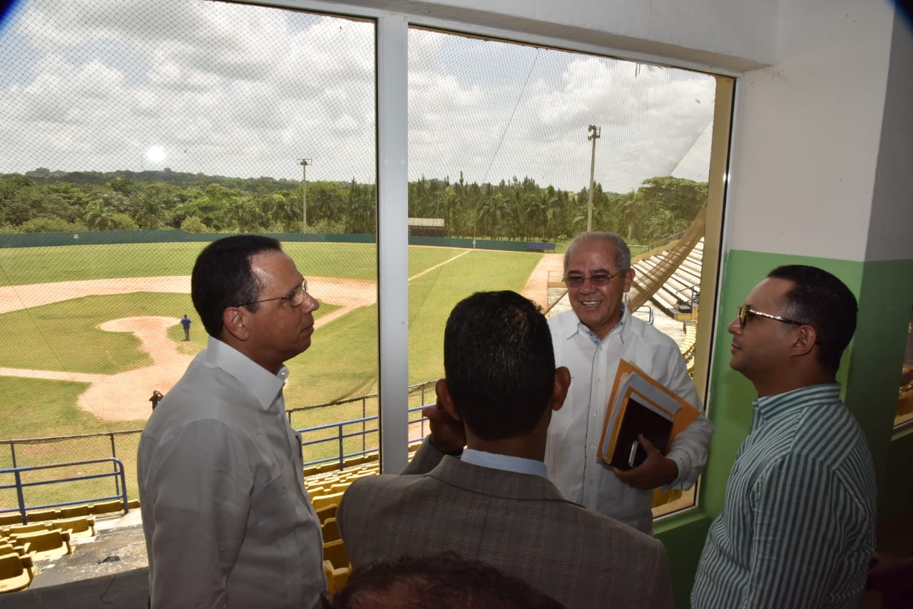  imagen Ministro Antonio Pe&ntilde;a Mirabal durante recorrido por Centros Educativos de Monte Plata. 