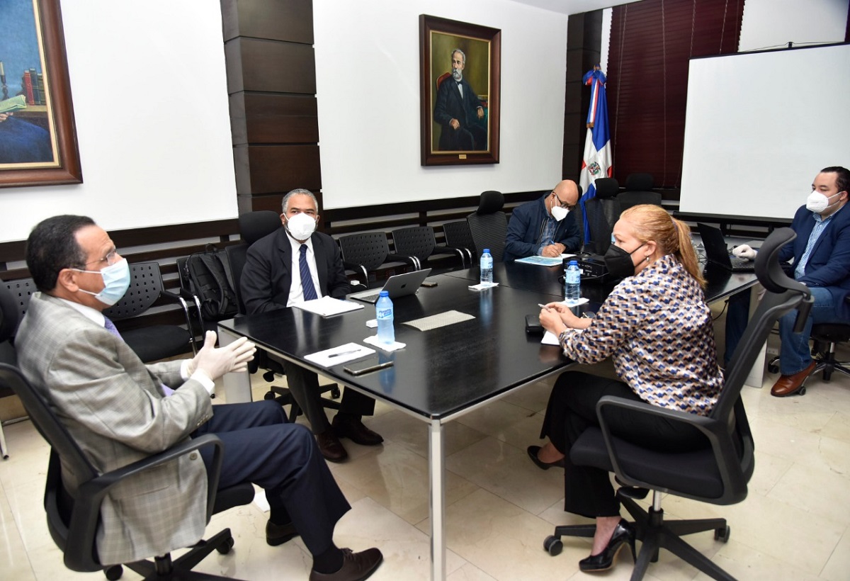  imagen El ministro de Educaci&oacute;n, Antonio Pe&ntilde;a Mirabal, encabez&oacute; este jueves una reuni&oacute;n con parte del equipo pedag&oacute;gico del MINERD que tiene la responsabilidad de elaborar un plan de acci&oacute;n integral para reforzar las acciones de apoyo educativo que se implementa a nivel nacional de manera virtual por motivo del coronavirus y el protocolo a utilizar para un eventual inicio del pr&oacute;ximo a&ntilde;o escolar con clases presenciales. 