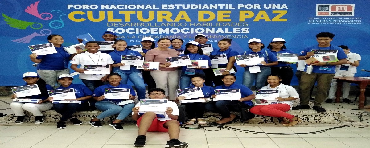  imagen Estudiantes posan durante la actividad Cultura de Paz 