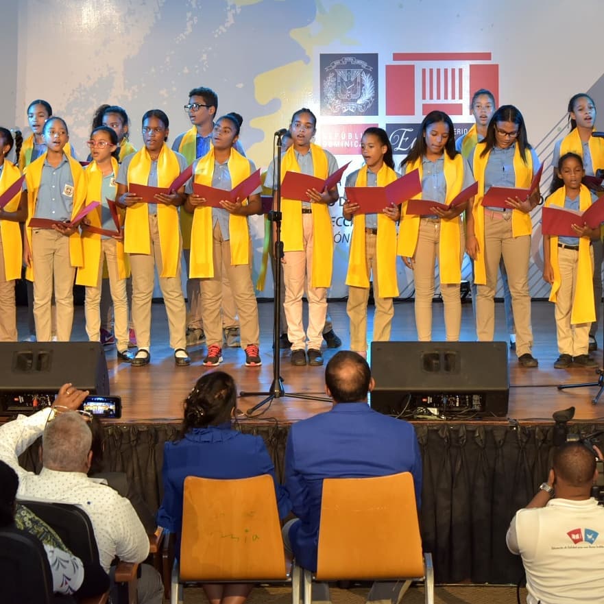  imagen Ni&ntilde;os bailan en el escenario durante su presentaci&oacute;n en XII Muestra Nacional de Educaci&oacute;n Art&iacute;stica y la Sexta Gala de la Modalidad en Artes 