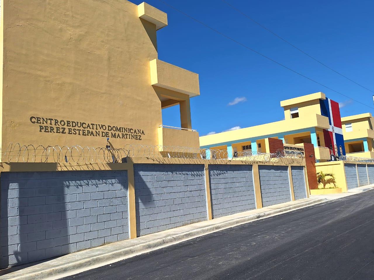  imagen Presidente Luis Abinader, ministro De Camps junto a otras autoridades y estudiantes, corta cinta en acto de inauguraci&oacute;n. 