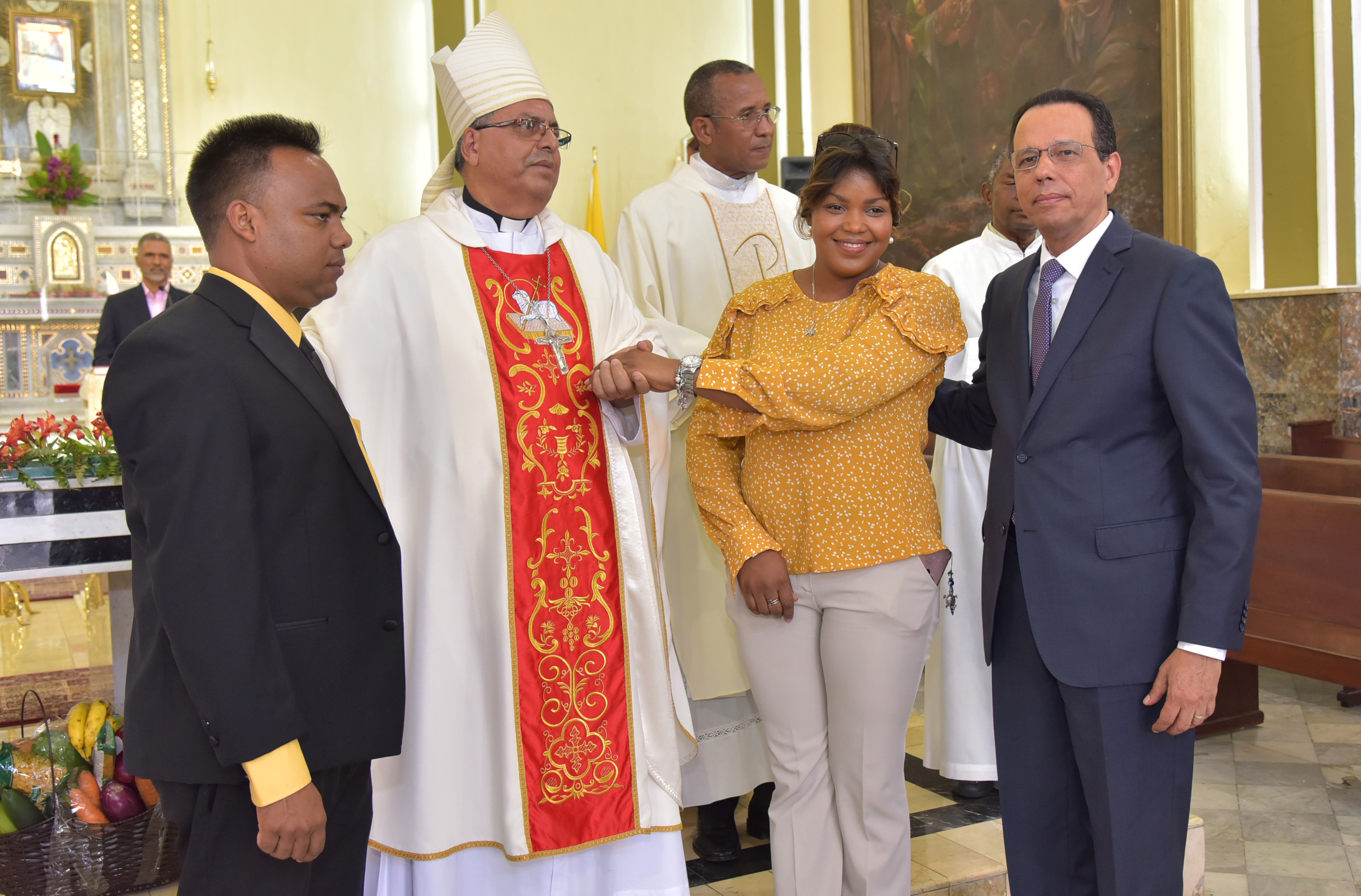  imagen Ministro Antonio Pe&ntilde;a Mirabal&nbsp;y monse&ntilde;or Benito &Aacute;ngeles se estrechan la mano. 