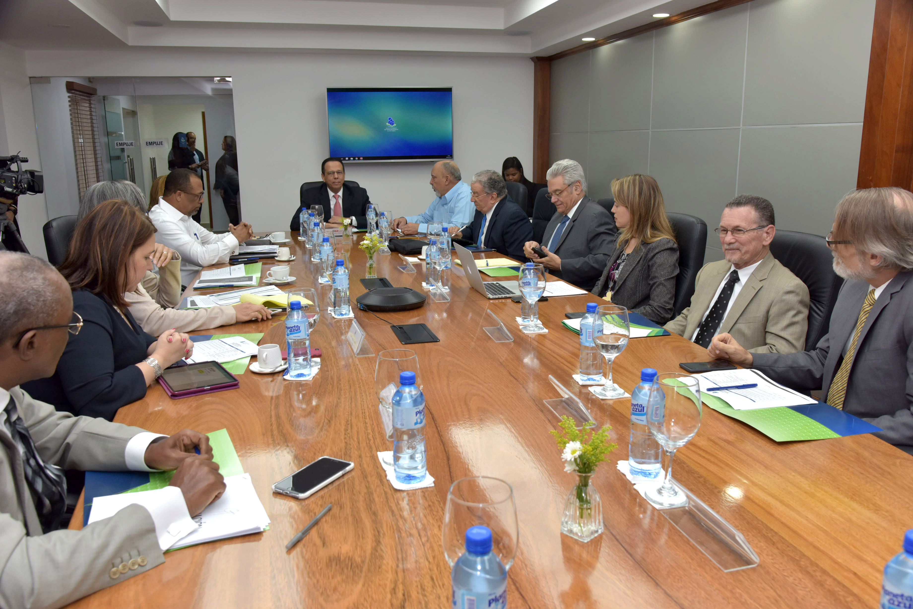  imagen Ministro Antonio Pe&ntilde;a Mirabal sentado en reuni&oacute;n con consejo directivo del ISFODOSU 