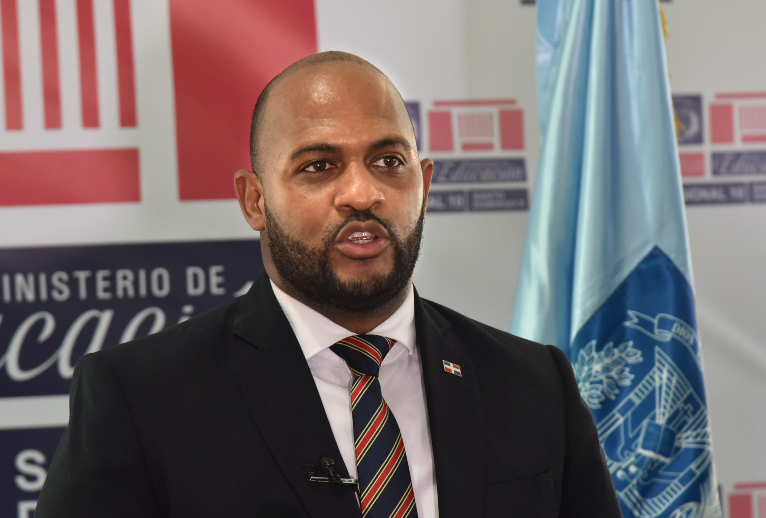  imagen Grupo de estudiantes porristas durante una de sus presentaciones. 