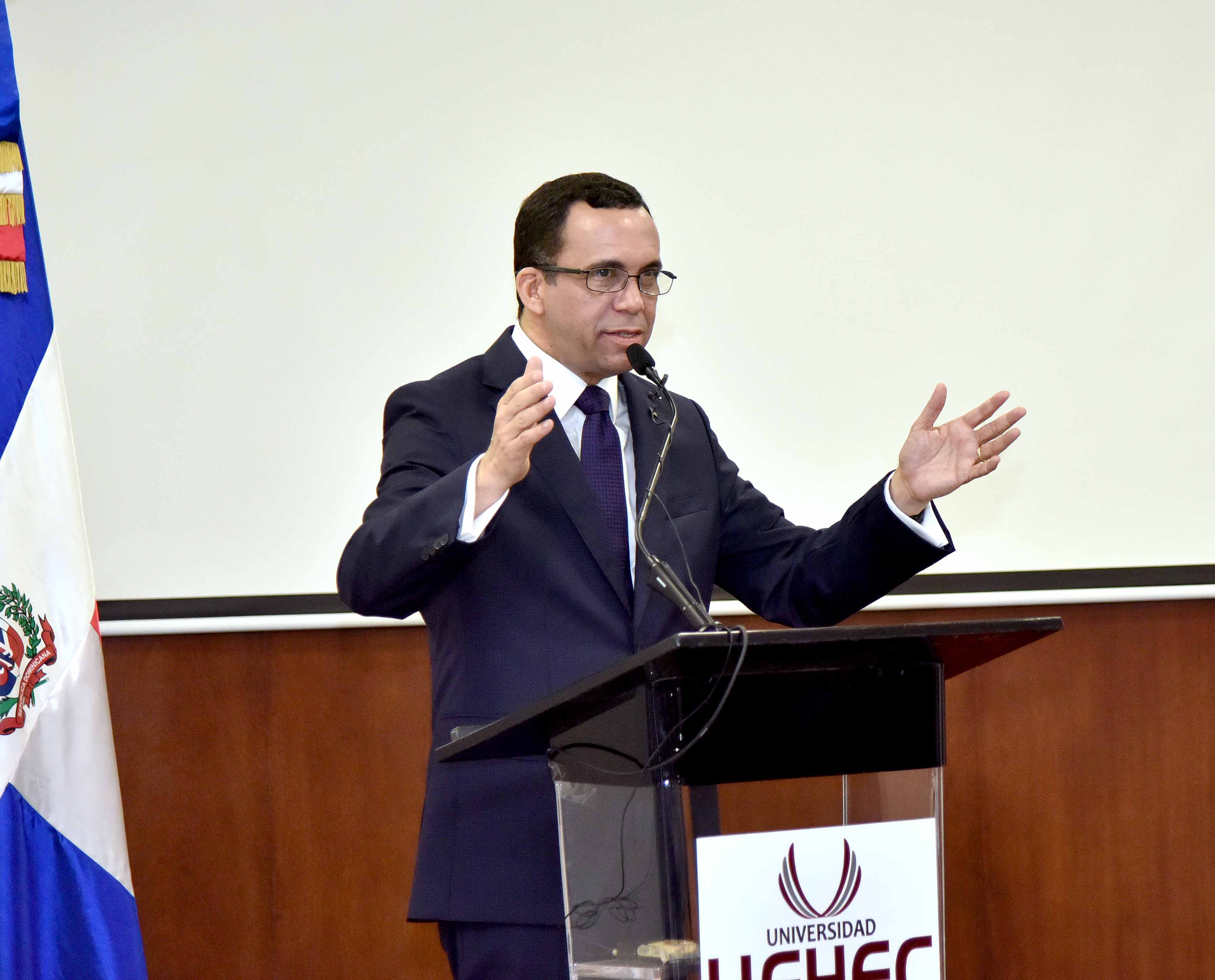  imagen Ministro And&eacute;s Navarro de pie junto a presidente del CODUE&nbsp; estrechandose las manos luego de firma de convenio&nbsp; 