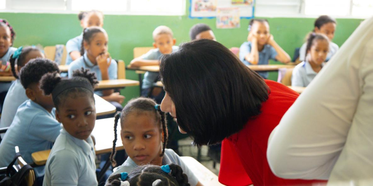  imagen La primera dama Raquel Arbaje imparti&oacute; este jueves una clase de Moral, C&iacute;vica y &Eacute;tica Ciudadana a estudiantes de cuarto de primaria de la Escuela Padre Eulalio Arias 