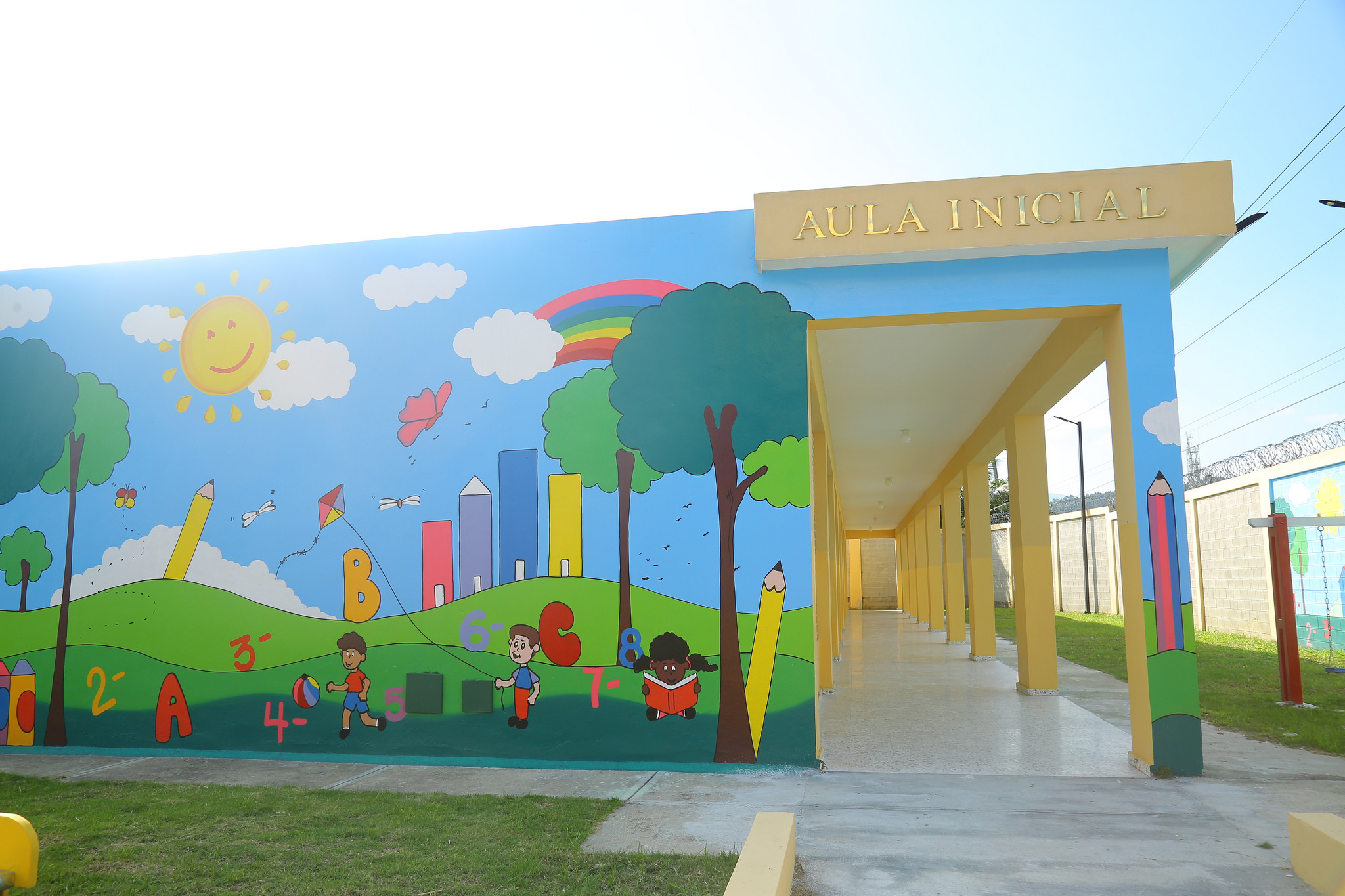  imagen Presidente Danilo Medina de pie cortando cinta de acto inaugural junto a Ministros Andr&eacute;s Navarro, Gonzalo Castillo y dem&aacute;s autoridades educativas.&nbsp; 