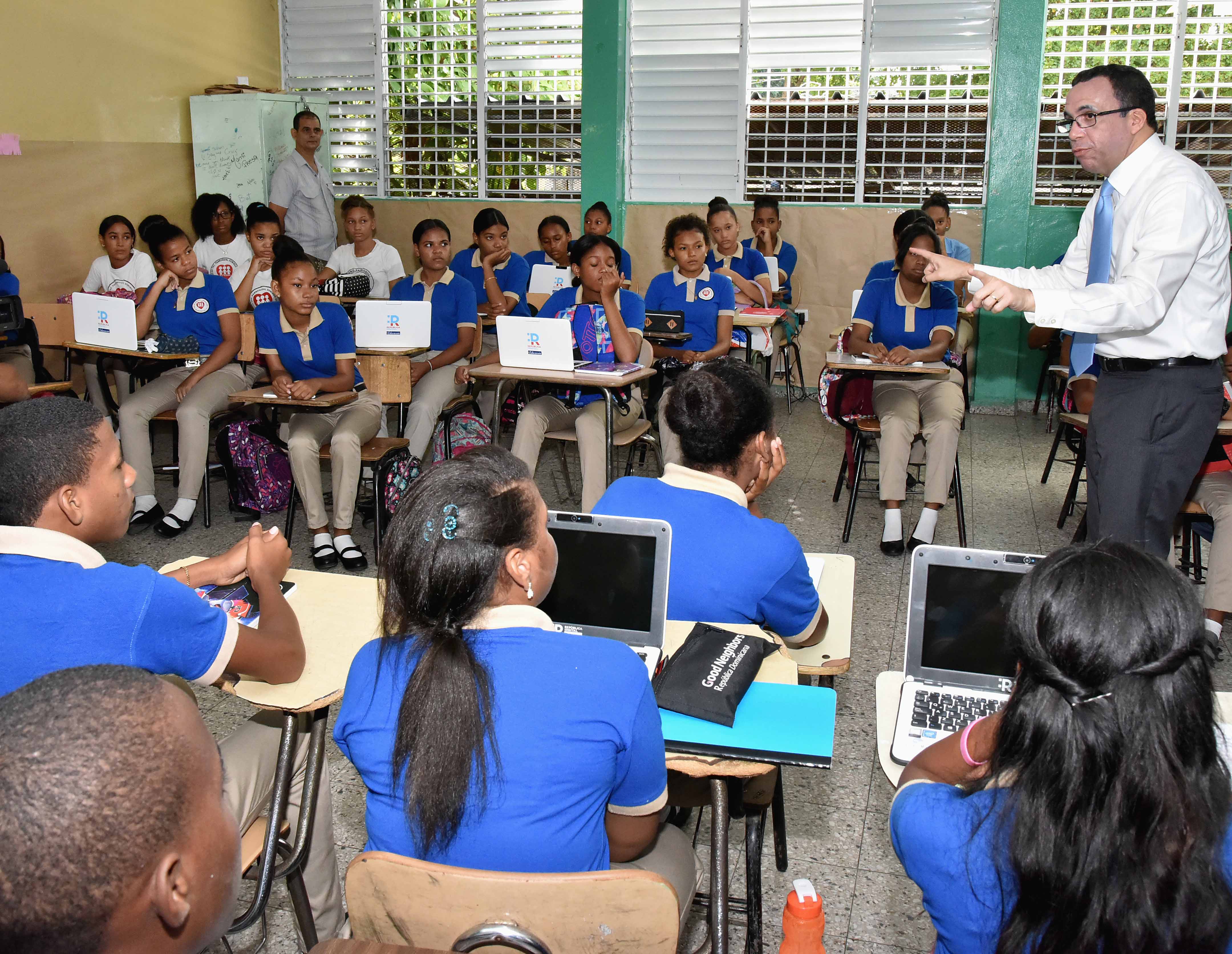  imagen Ministro Andr&eacute;s Navarro de pie frente a estudiantes sentados con sus laptops de Rep&uacute;blica Digital Educaci&oacute;n 
