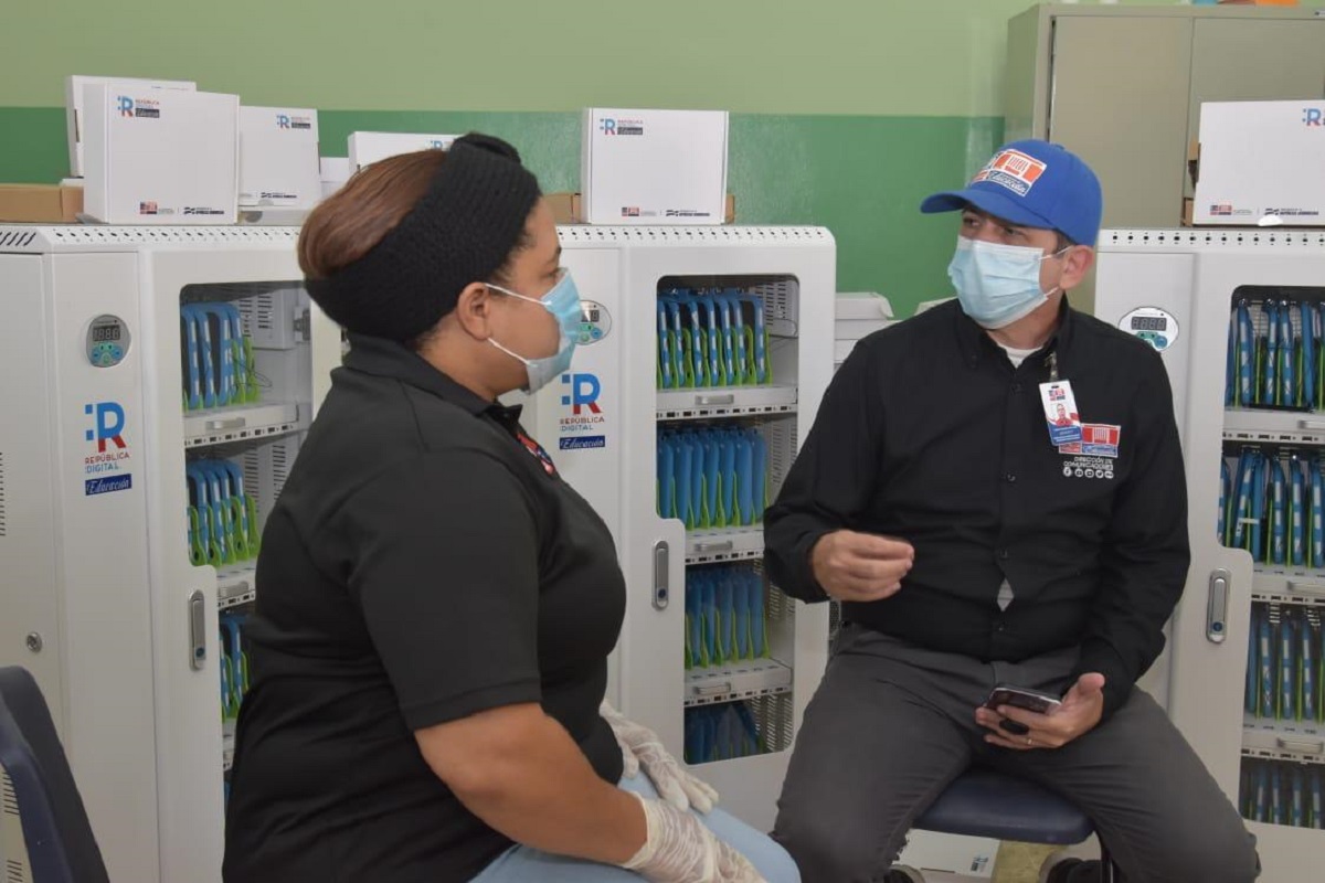  imagen Los carritos tecnol&oacute;gicos, utilizados para recargar las 1,600 tabletas, fueron recibidos por la maestra Andris Yuliza Novas Montilla, directora de la Regional 18, quien de inmediato coordin&oacute; la distribuci&oacute;n e instalaci&oacute;n de los equipos.
&nbsp; 