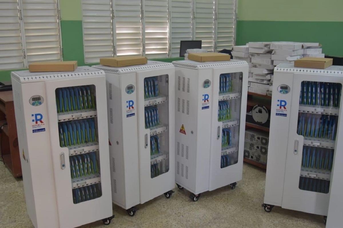  imagen Los carritos tecnol&oacute;gicos, utilizados para recargar las 1,600 tabletas, fueron recibidos por la maestra Andris Yuliza Novas Montilla, directora de la Regional 18, quien de inmediato coordin&oacute; la distribuci&oacute;n e instalaci&oacute;n de los equipos.
&nbsp; 