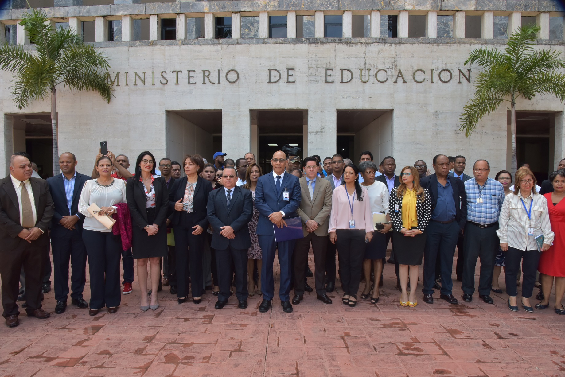  imagen Coordinador del Gabinete Ministerial abraza a&nbsp;Ezequiel Molina. 