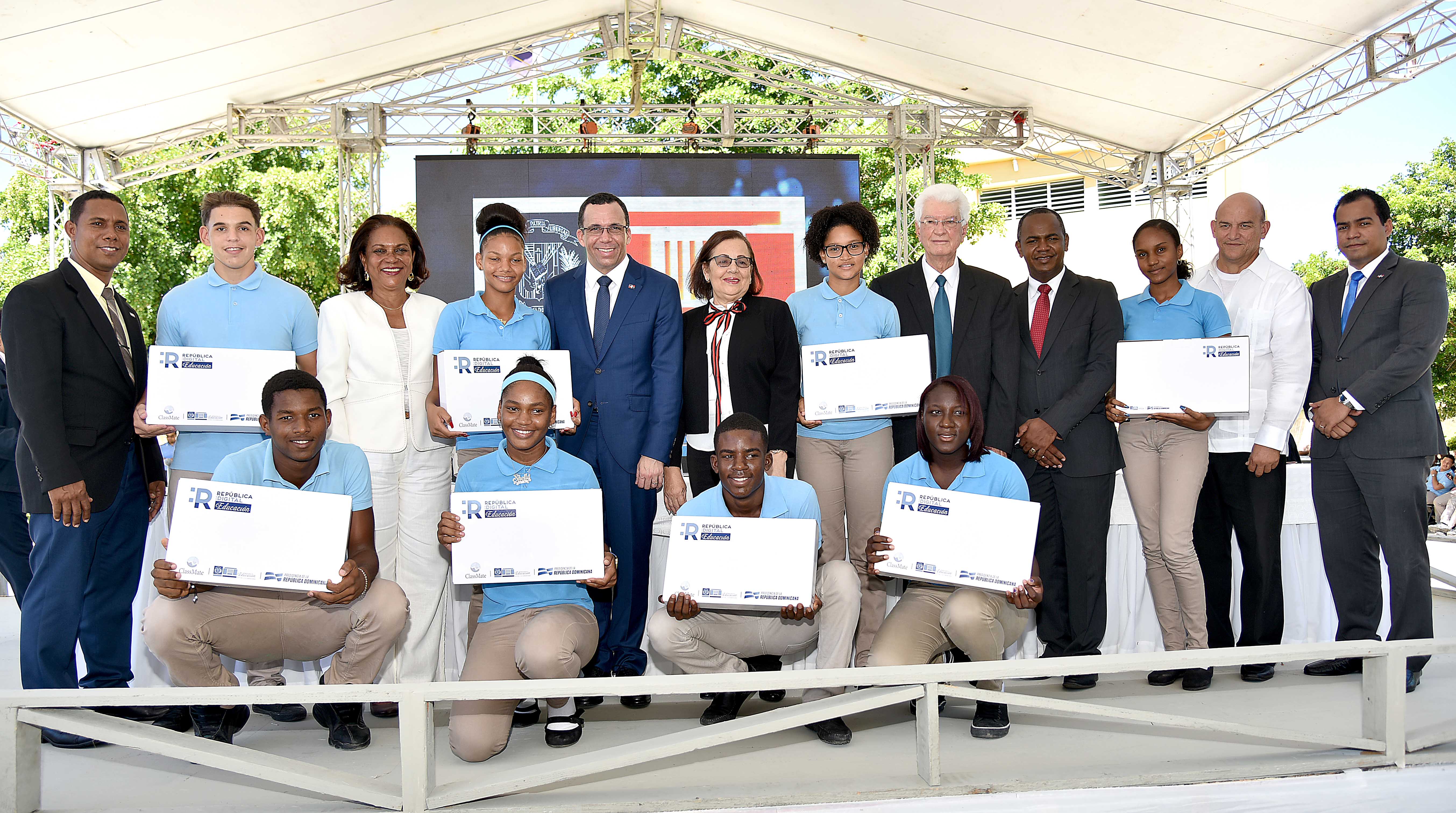  imagen Ministro Andr&eacute;s Navarro de pie conversando con estudiantes 