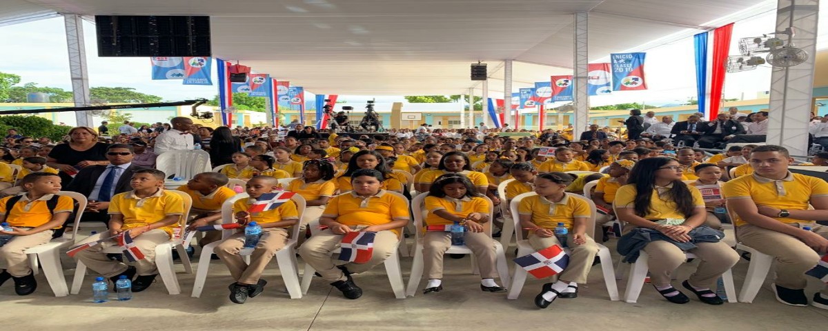  imagen Estudiantes en acto inaugural 