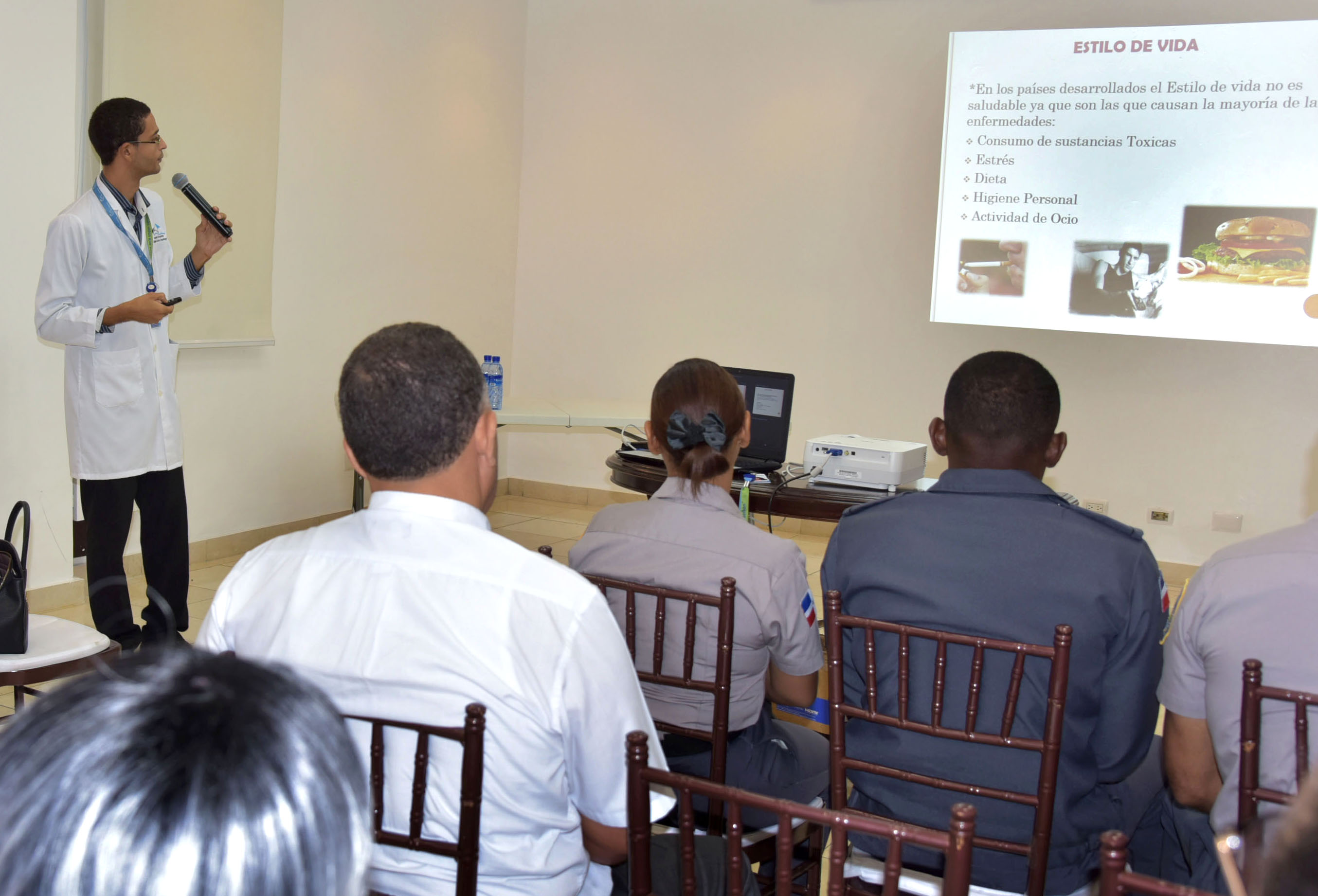  imagen Representaci&oacute;n de los empleados del Minerd que asistieron a la charla. 