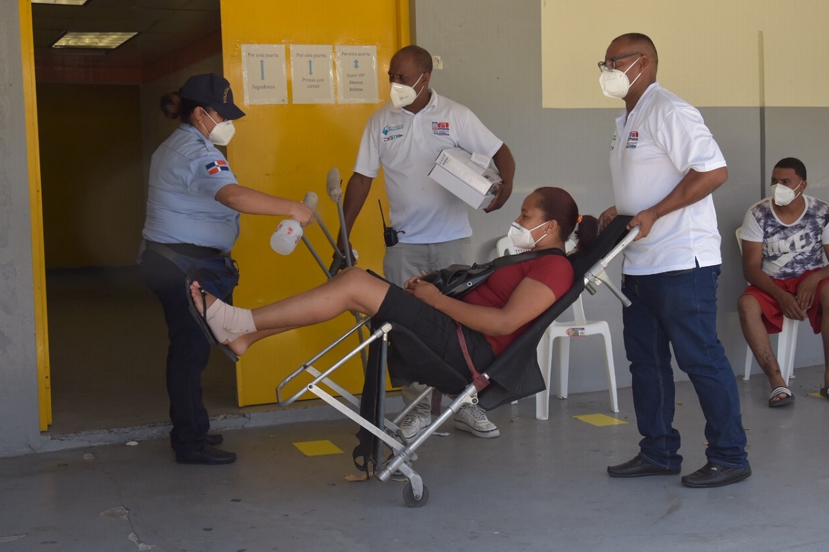  imagen MINERD brinda asistencia durante&nbsp; entrega de computadoras a familias en condiciones especiales de estudiantes beneficiados 