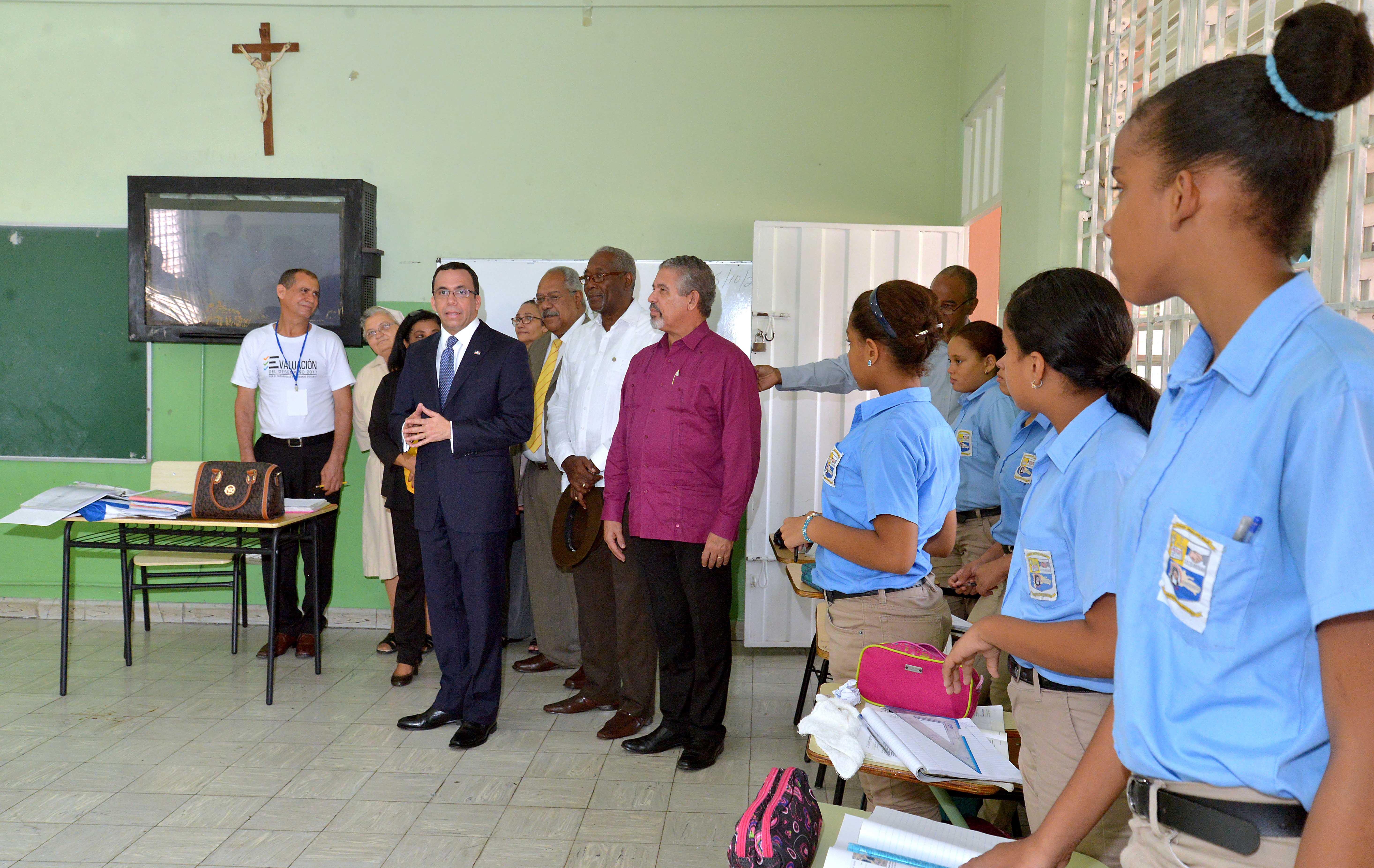  imagen Ministro Andr&eacute;s Navarro durante visita de centro educativo. Junto a &eacute;l directiva del centro y grupo de alumnos. 