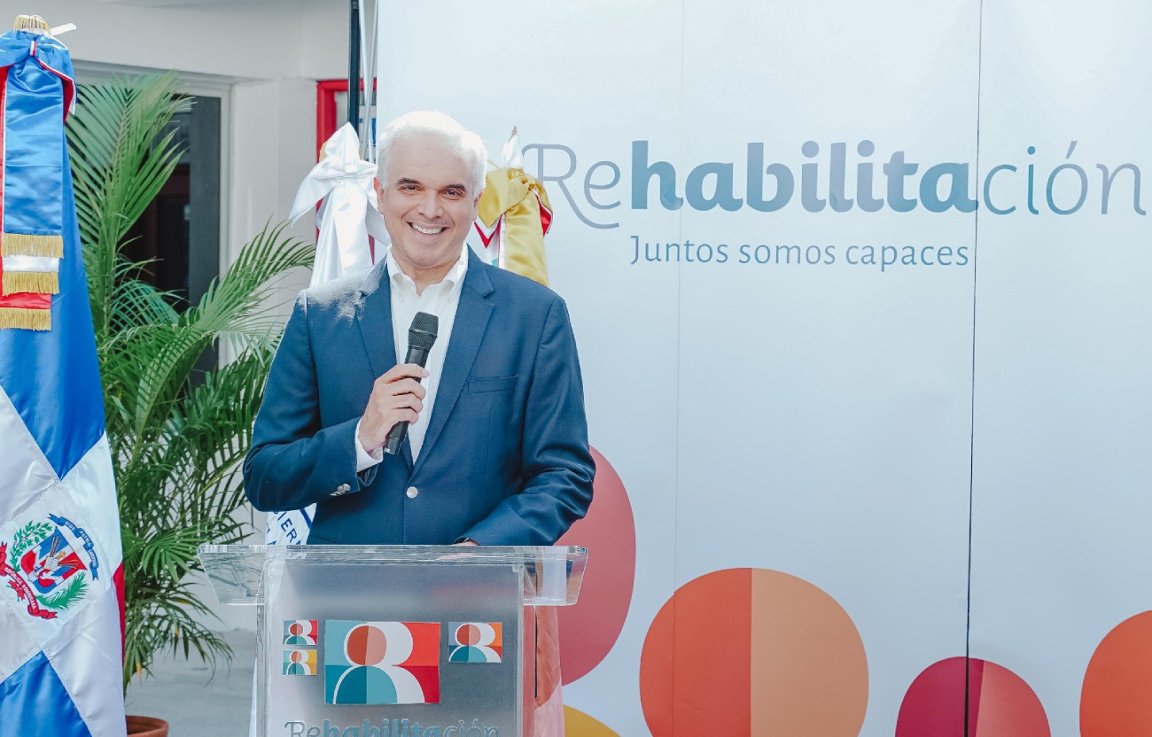  imagen Ministro de Educaci&oacute;n, Luis Miguel De Camps, el presidente de la Junta Directiva Nacional de Rehabilitaci&oacute;n, Celso Marranzini y On&eacute;ximo Gonz&aacute;lez, director de Trae juntos en el acto de entrega de autob&uacute;s&nbsp; 