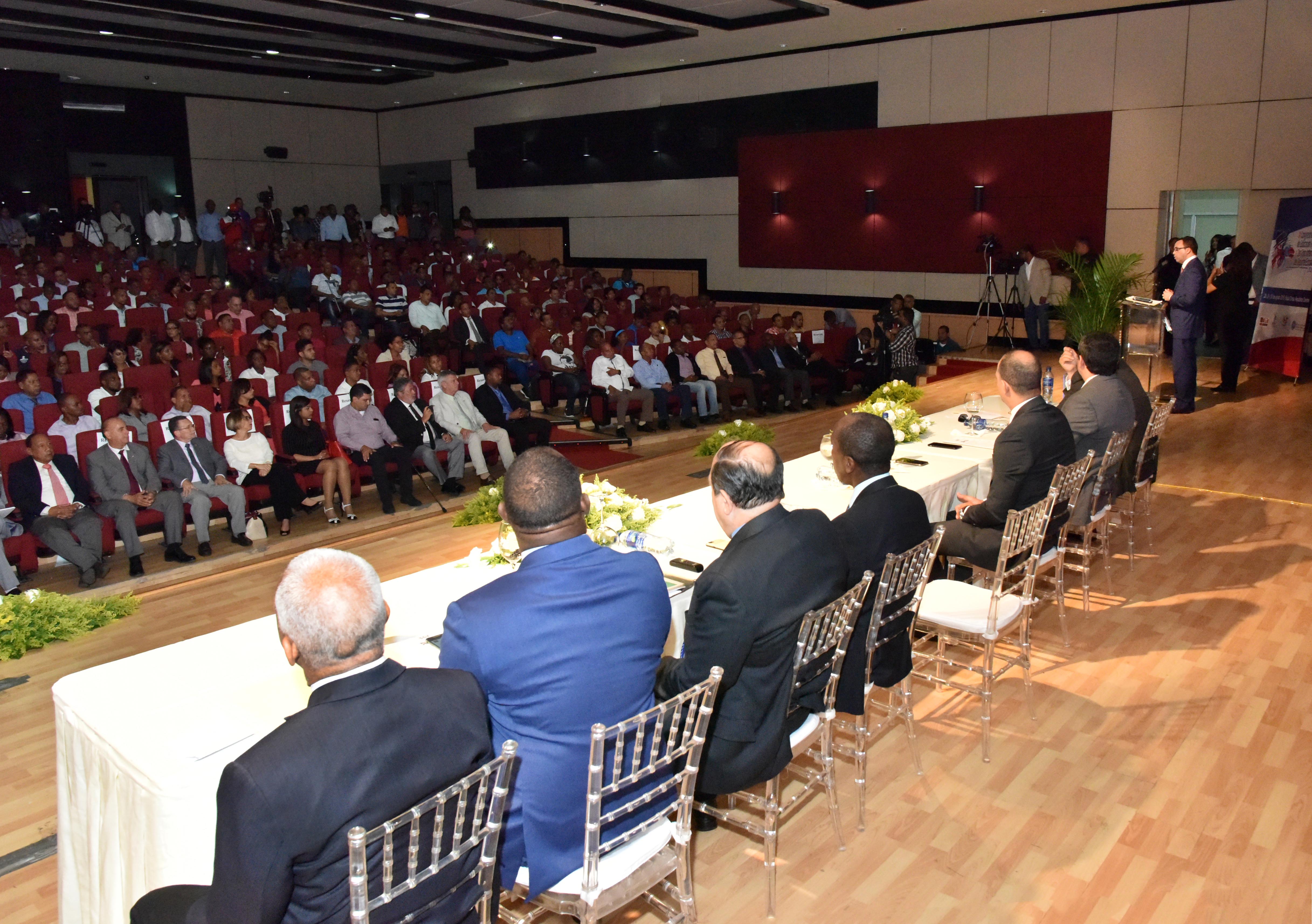  imagen Ministro Andr&eacute;s Navarro de pie desde podium se dirige a cientos de maestos y t&eacute;cnicos de Educaci&oacute;n F&iacute;sica del INEFI 