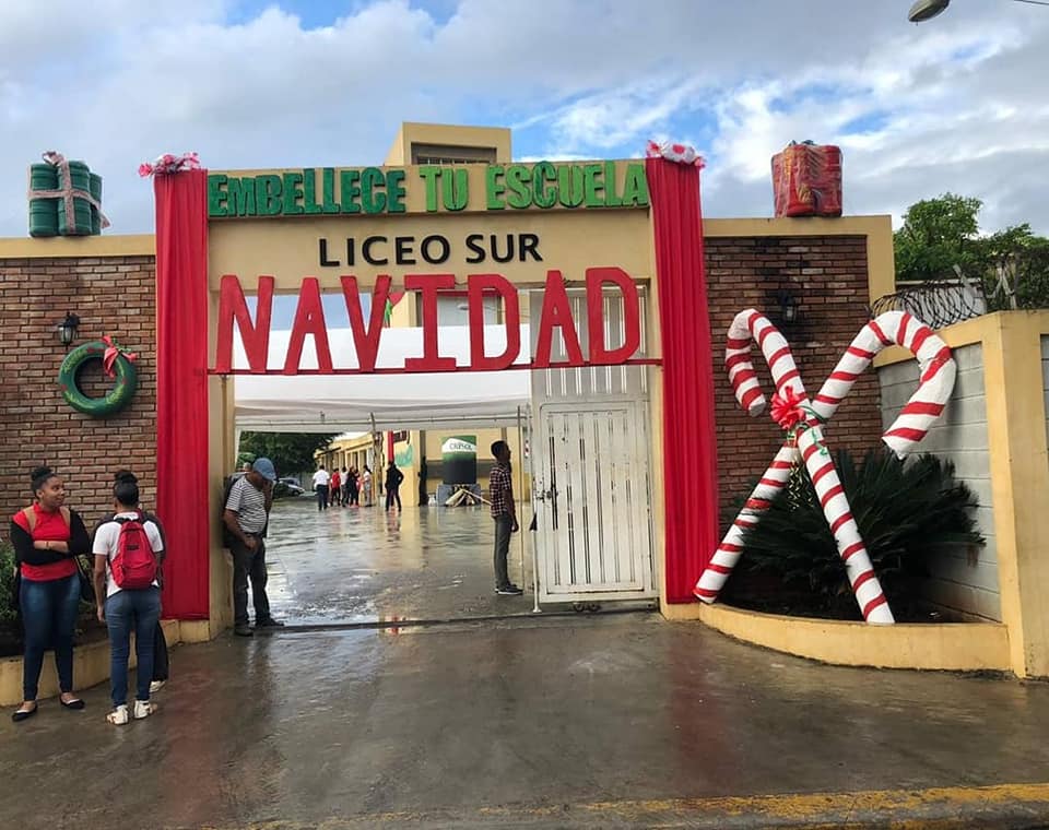  imagen Entrada frontal de escuela adornada durante el concurso Embellece tu Escuela En Navidad. 
