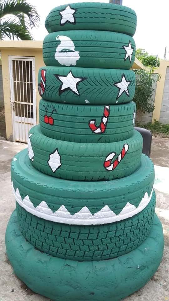  imagen Entrada frontal de escuela adornada durante el concurso Embellece tu Escuela En Navidad. 