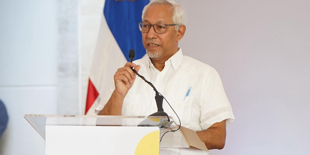  imagen Viceministra&nbsp;Ancell Scheker y Ministro&nbsp;&nbsp;&Aacute;ngel Hern&aacute;ndez la explanada de la Sede 