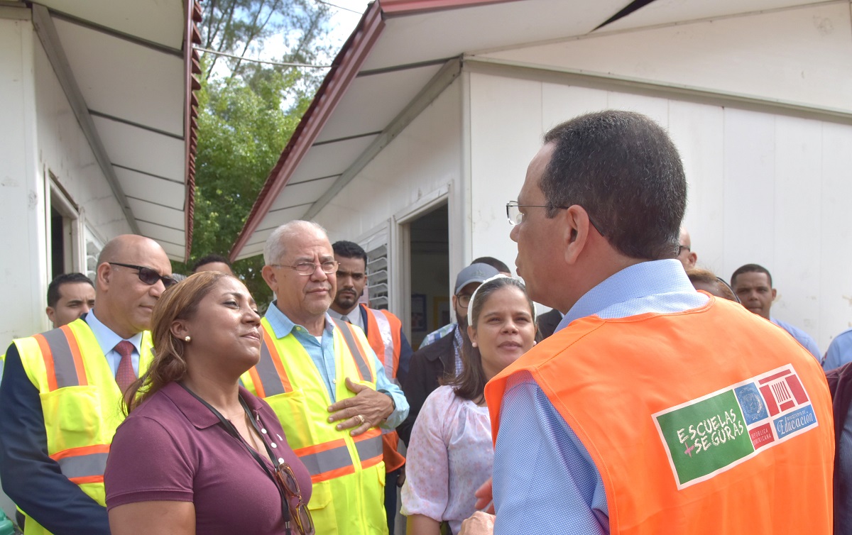  imagen Ministro Pe&ntilde;a Mirabal con estudiantes durante el simulacro 
