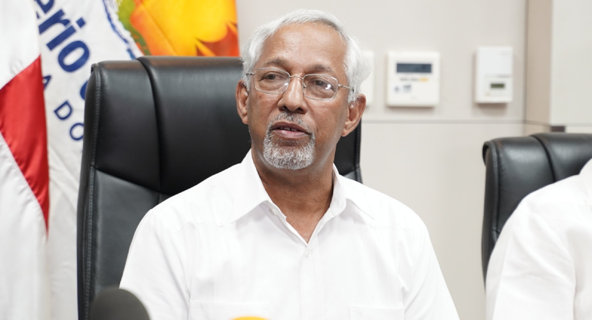  imagen Ministro de Educaci&oacute;n, &Aacute;ngel Hern&aacute;ndez y ministro de turismo, David Collado firman acuerdo para qu&eacute; los estudiantes aprendan a desarrollar emprendimientos relacionado al turismo. 