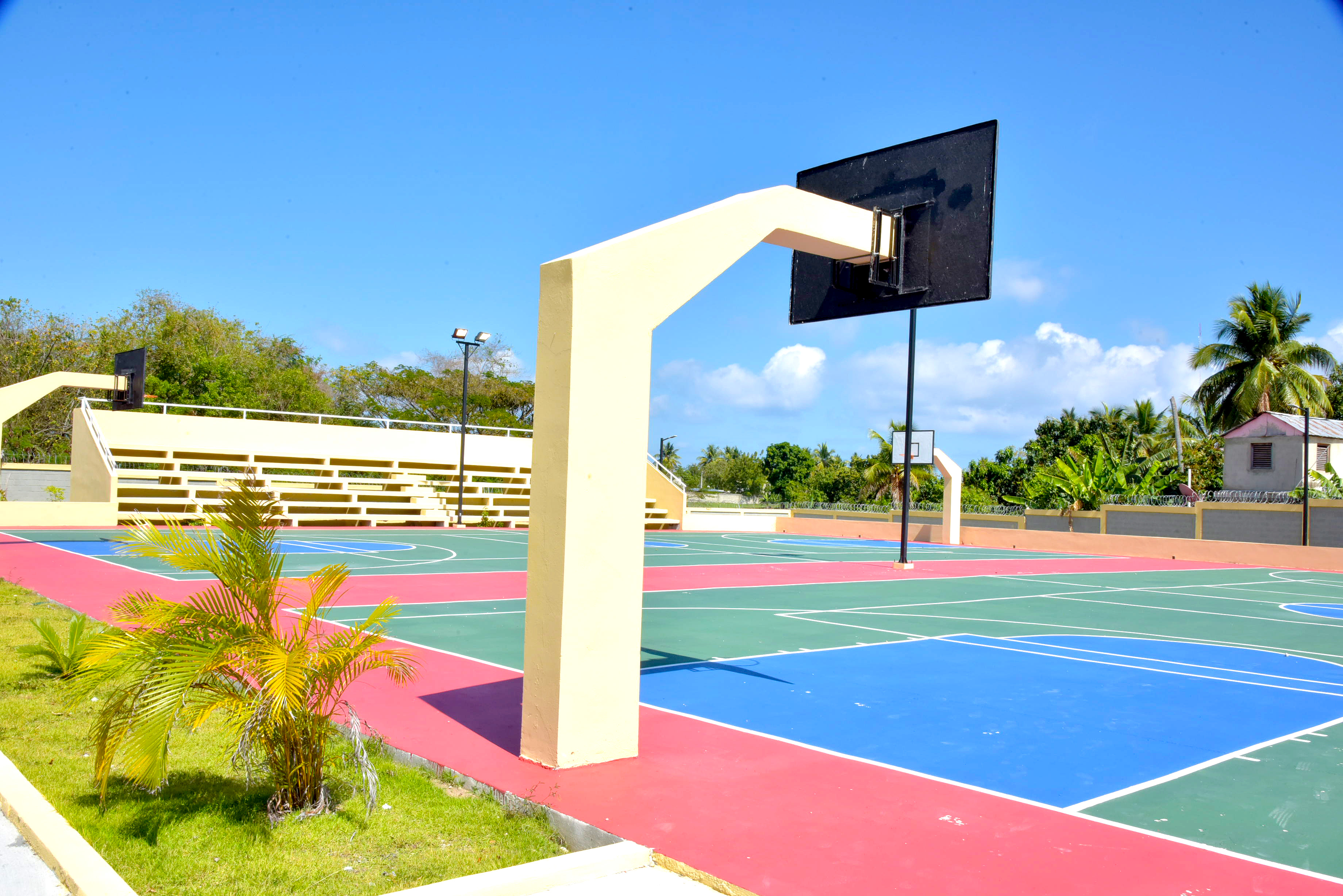  imagen Presidente Danilo Medina de pie cortando cinta inaugural acompa&ntilde;ado del ministro Antonio Pe&ntilde;a Mirabal y dem&aacute;s autoridades educativas&nbsp; 