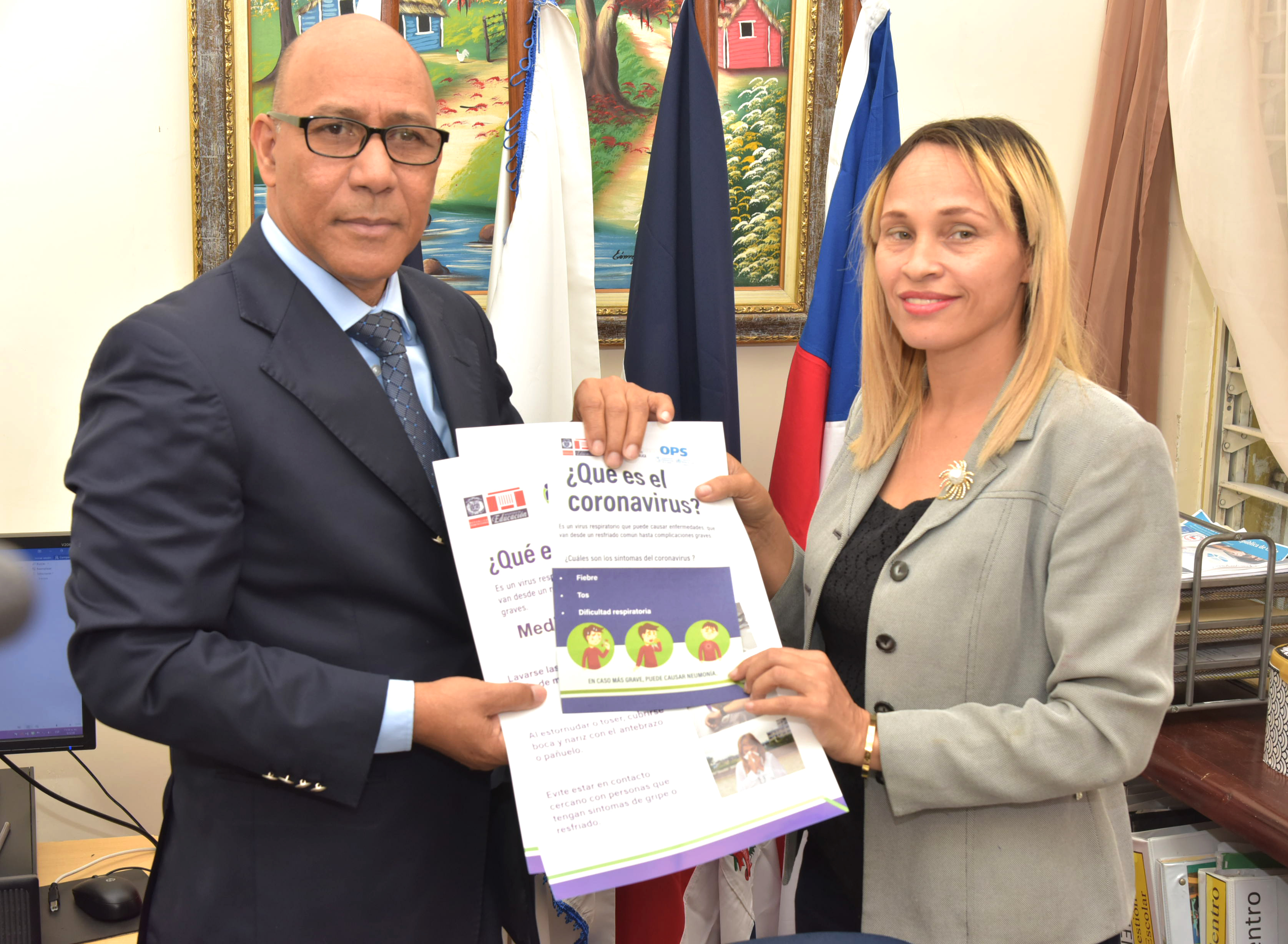  imagen Director de Gabinete del MINERD, Henry Santos, entrega material preventivo sobre el Coronavirus a estudiantes de la escuela Rep&uacute;blica de Chile. 