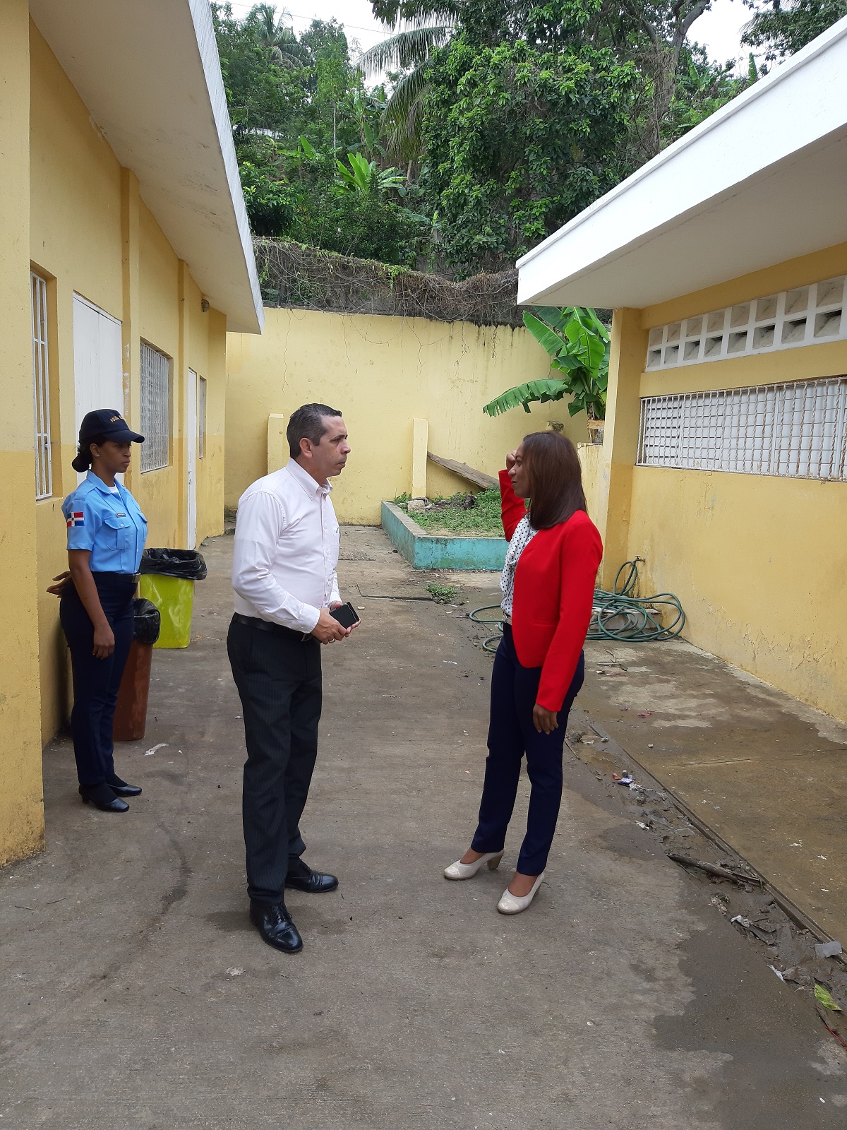  imagen Directivos del MINERD inspeccionan&nbsp;la Escuela B&aacute;sica Rep&uacute;blica de Jap&oacute;n, localizada en el sector Bellas Colinas, Manoguayabo 