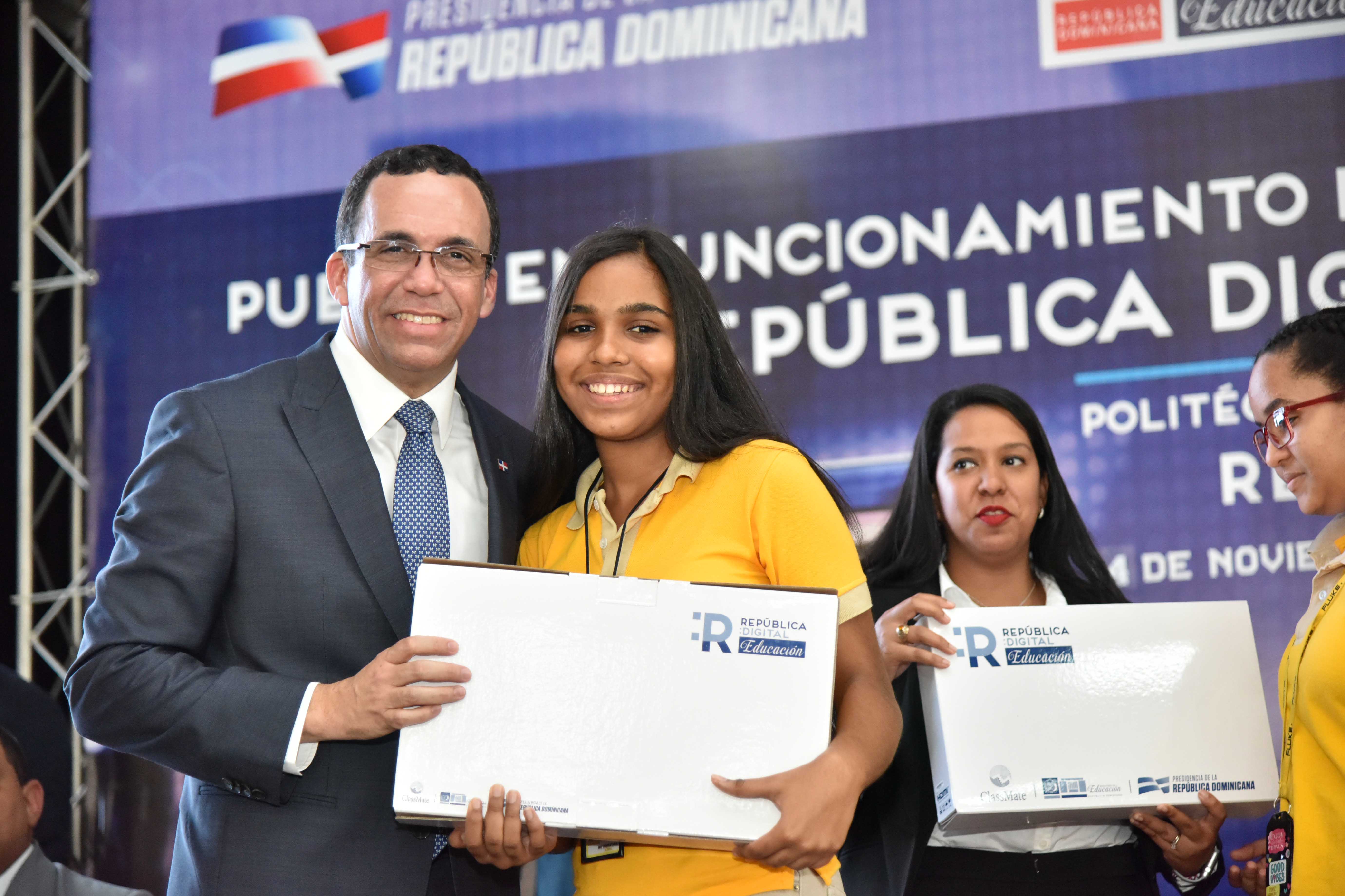  imagen Ministro Andr&eacute;s Navarro de pie junto a estudiantes que recibieron su notebook del programa Rep&ugrave;blica Digital Educaci&ograve;n 