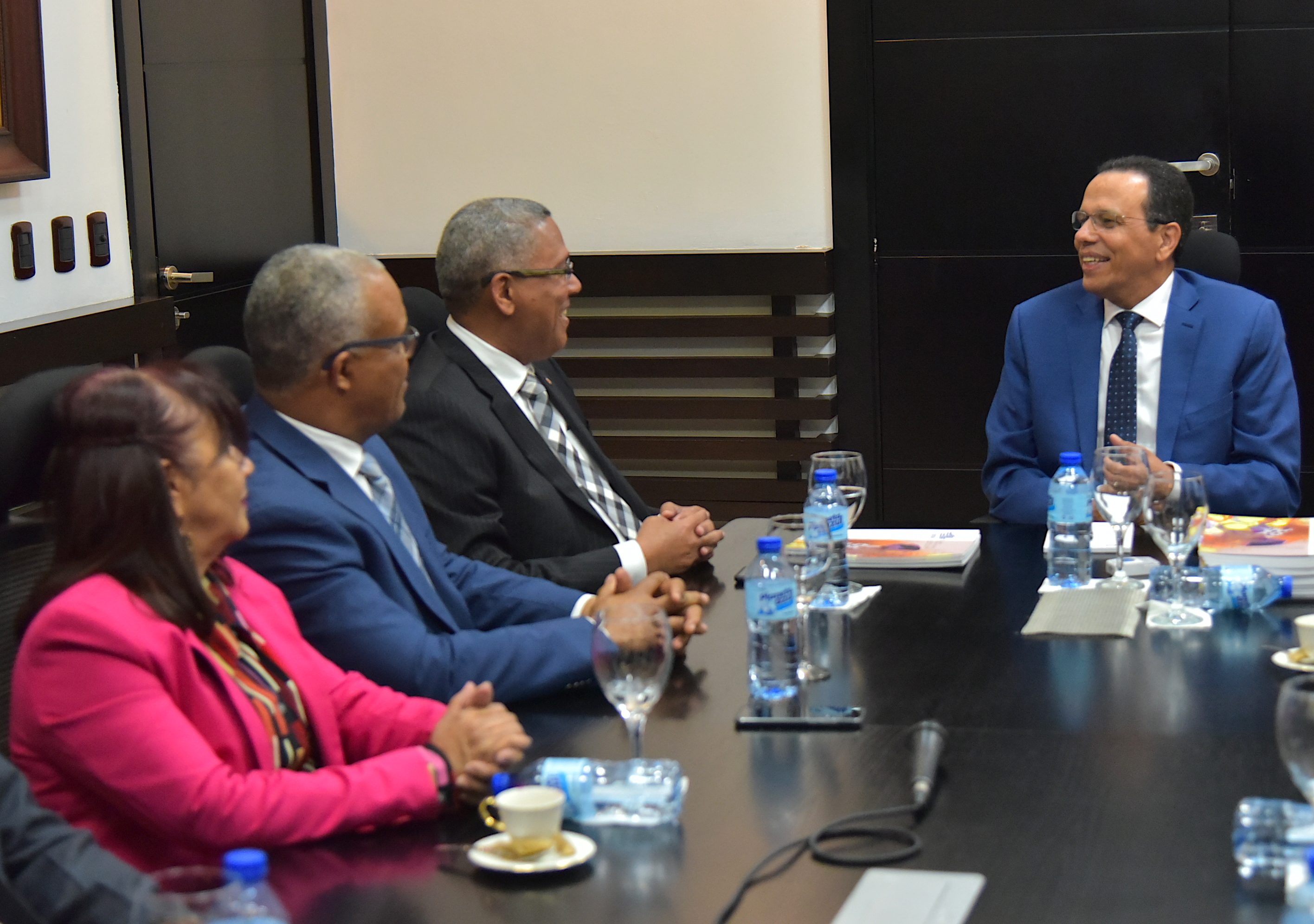  imagen Ministro Antonio Pe&ntilde;a Mirabal junto al presidente del Colegio Dominicano de Ingenieros, Arquitectos y Agrimensores (CODIA), Dionisio Navarro, luego de concretar acuerdo interinstitucional. 