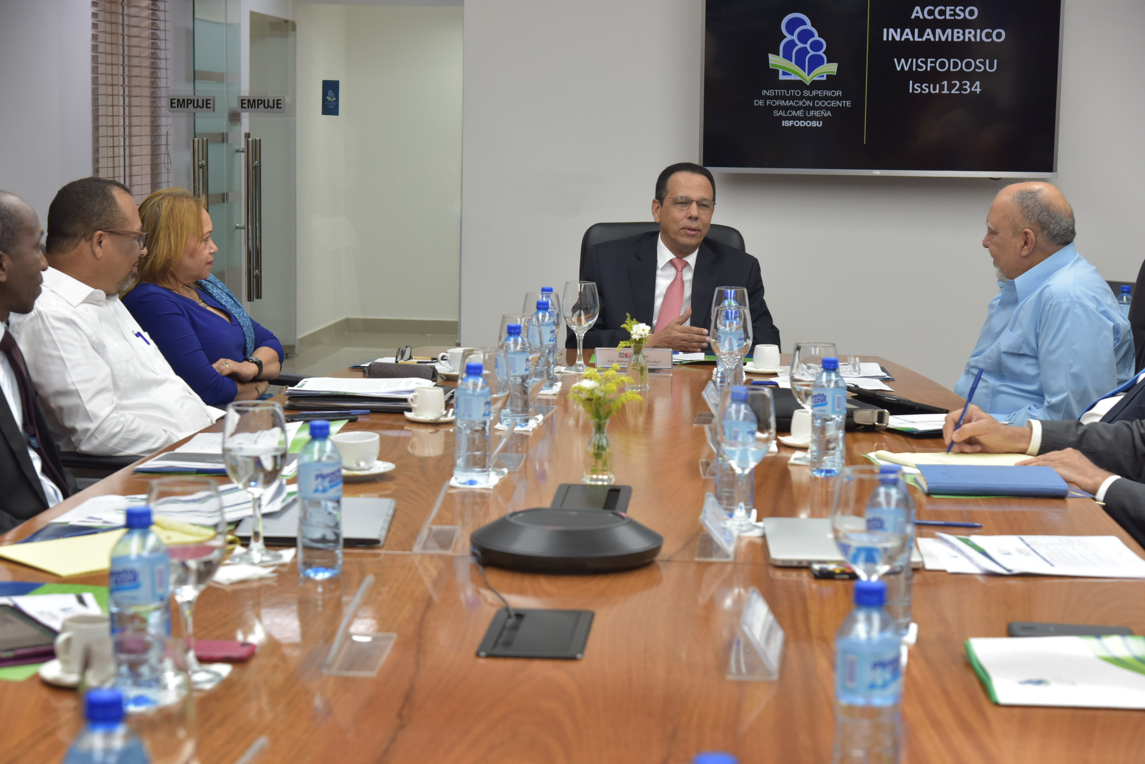  imagen Ministro Antonio Pe&ntilde;a Mirabal sentado en reuni&oacute;n con consejo directivo del ISFODOSU 